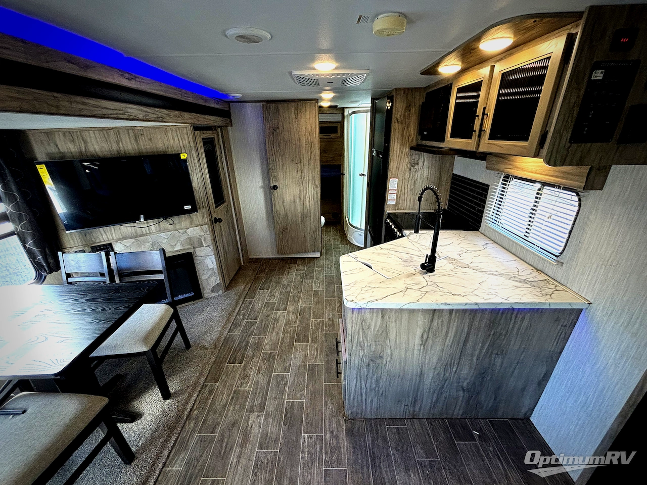 2021 Forest River Cherokee Alpha Wolf 23RD-L Photo 4