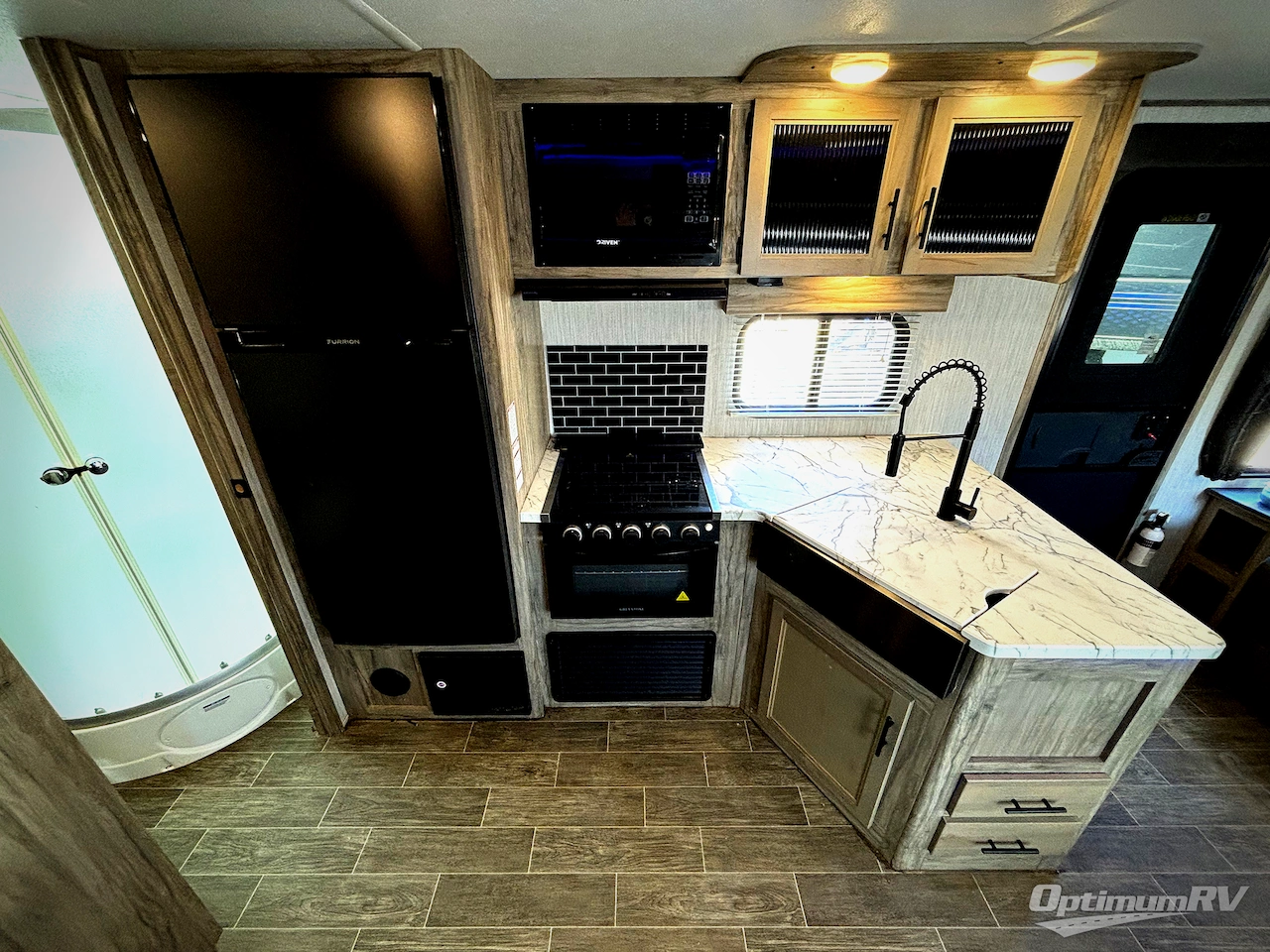 2021 Forest River Cherokee Alpha Wolf 23RD-L Photo 5