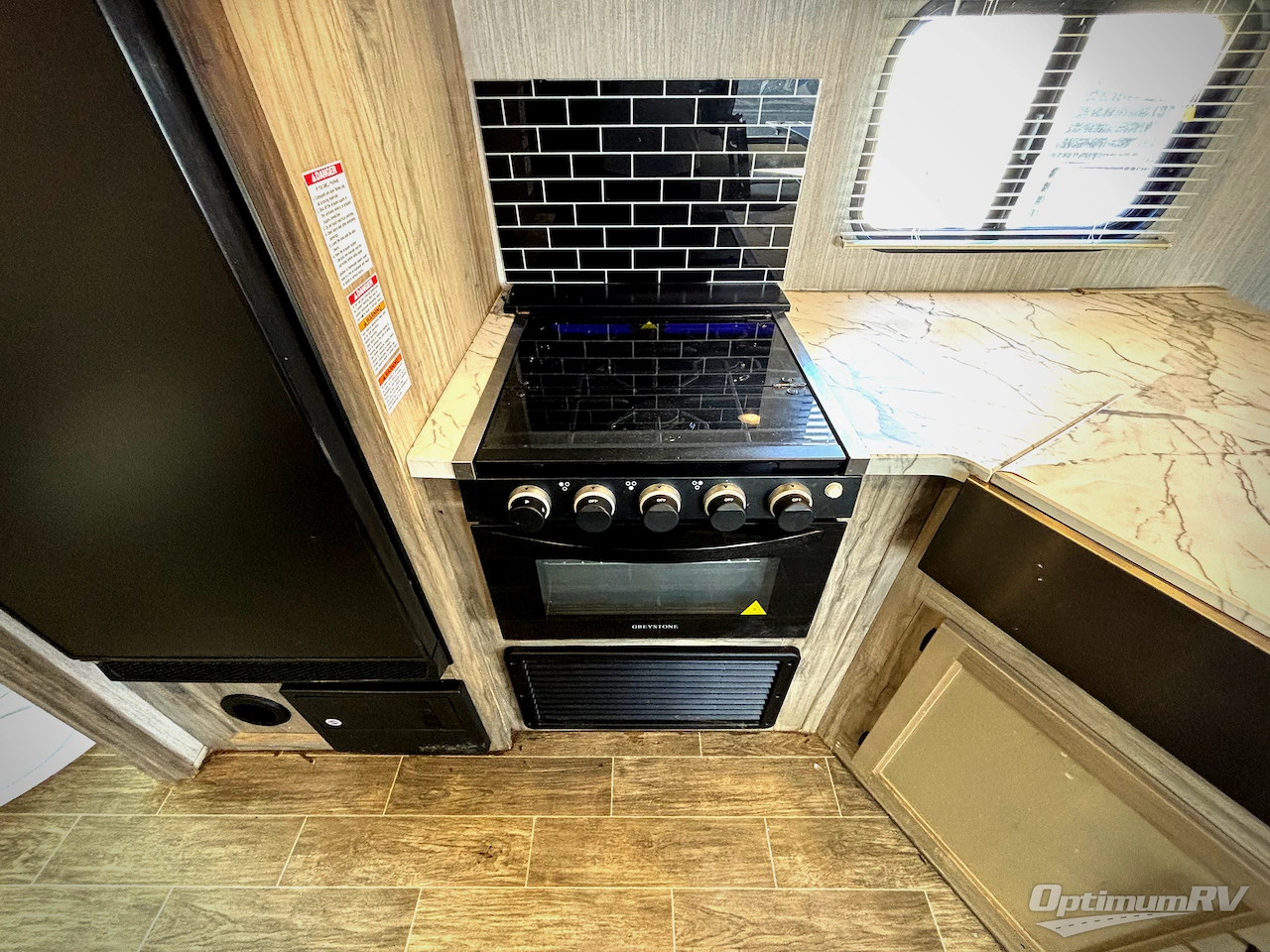 2021 Forest River Cherokee Alpha Wolf 23RD-L Photo 6