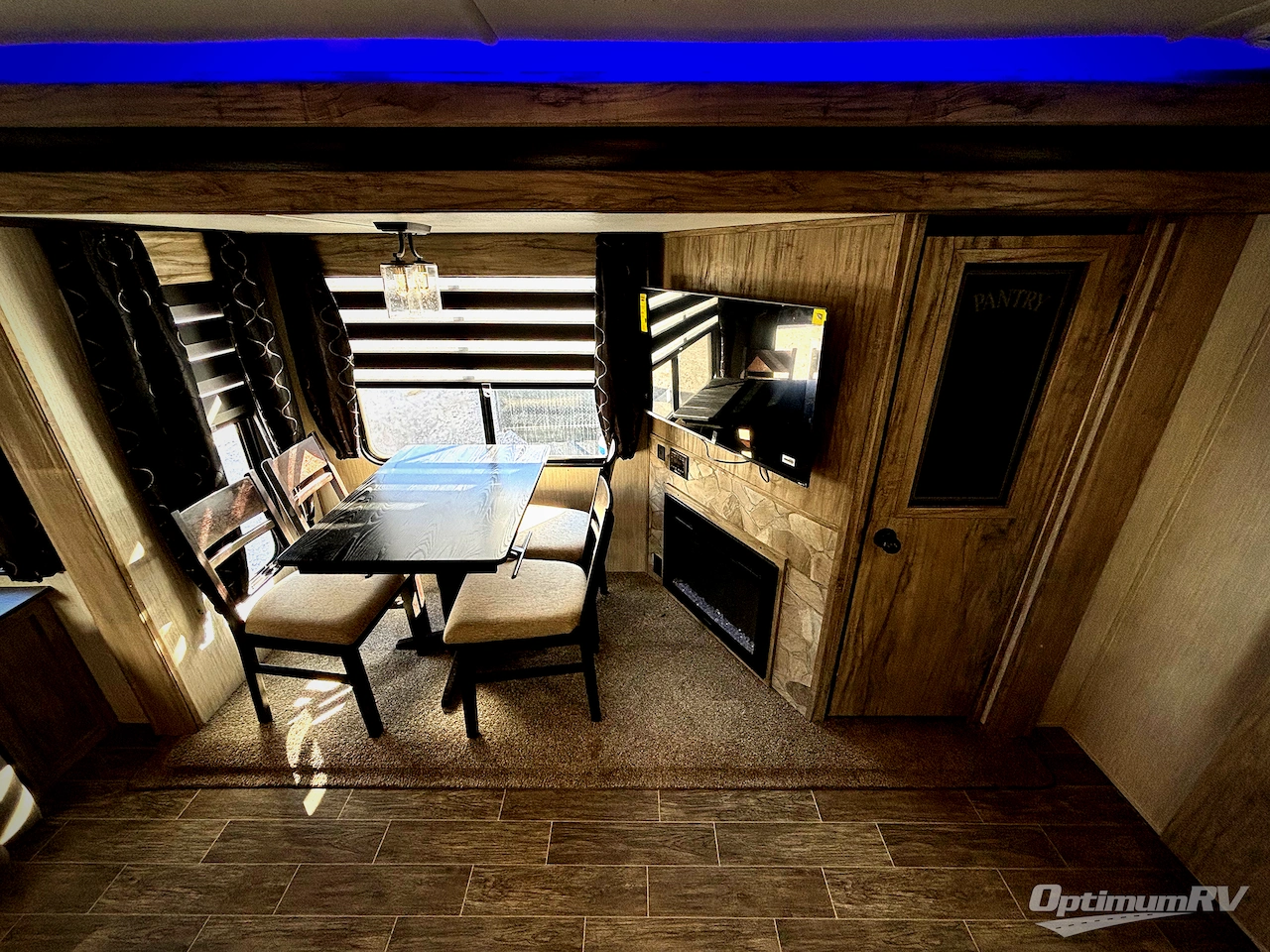 2021 Forest River Cherokee Alpha Wolf 23RD-L Photo 7