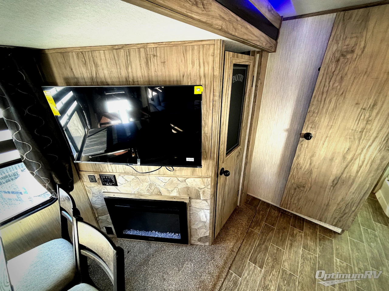 2021 Forest River Cherokee Alpha Wolf 23RD-L Photo 8