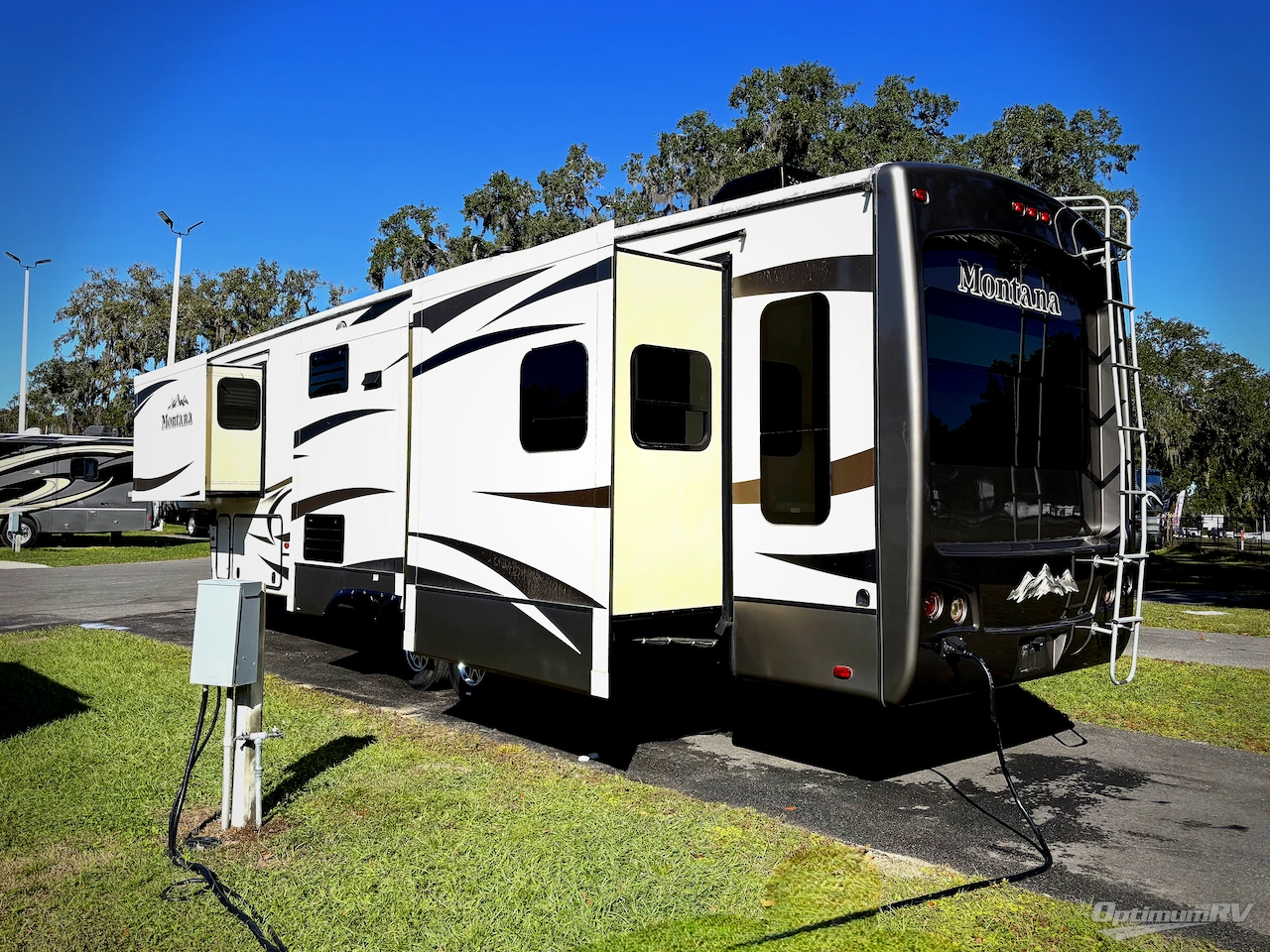 2015 Keystone Montana 3402 RL Photo 3
