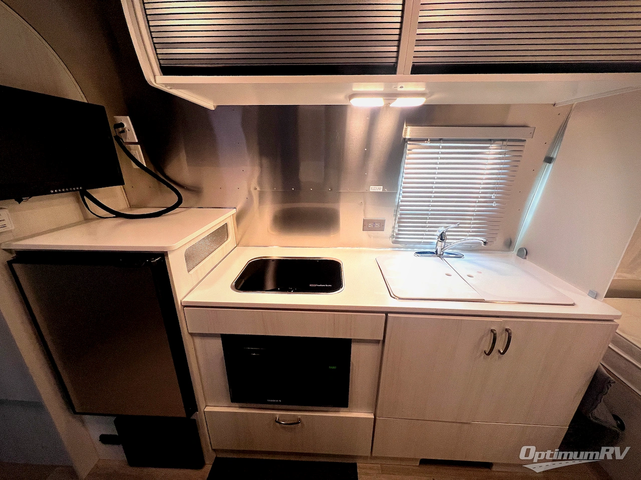 2022 Airstream Bambi 22FB Photo 6