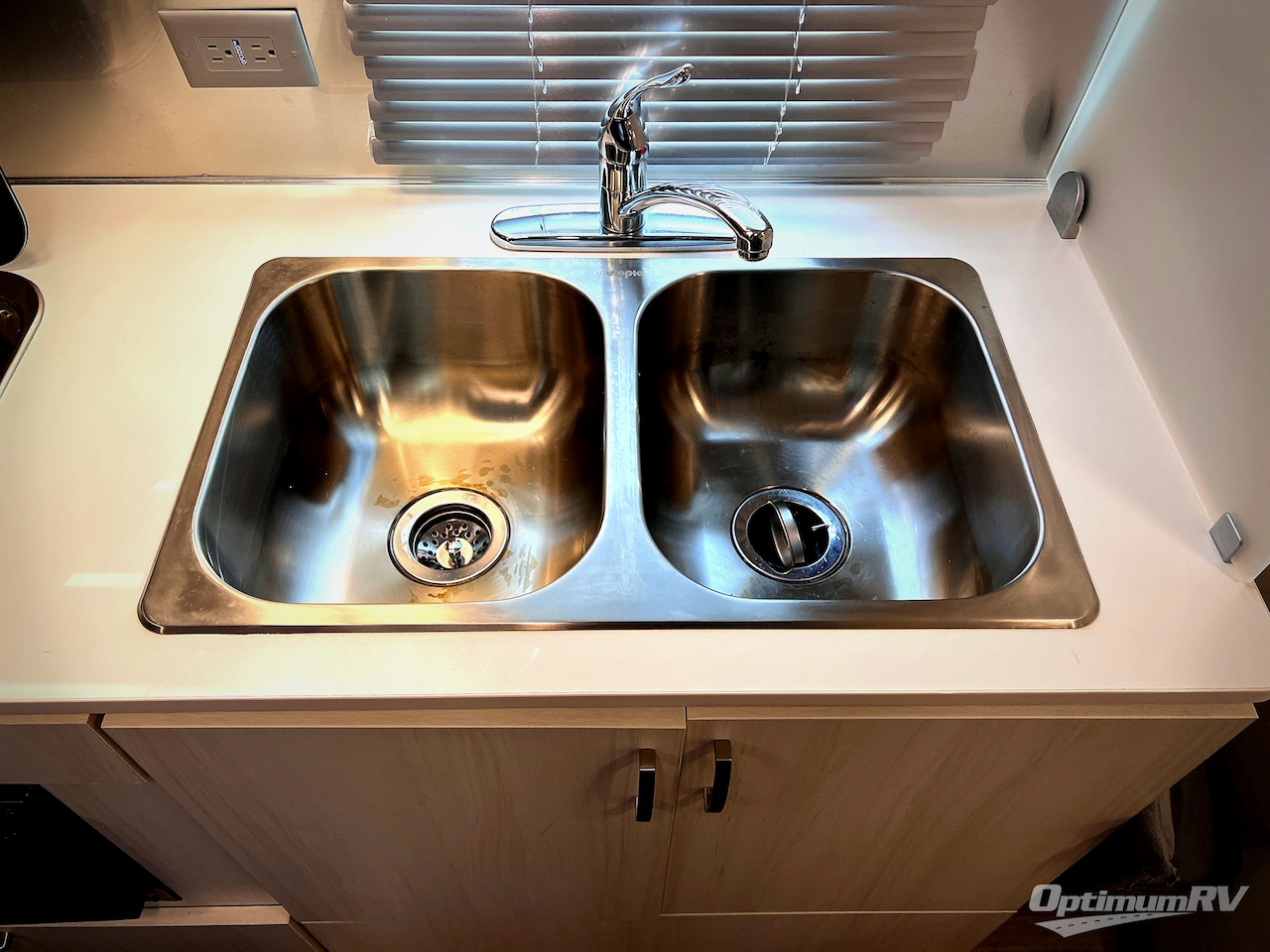 2022 Airstream Bambi 22FB Photo 11