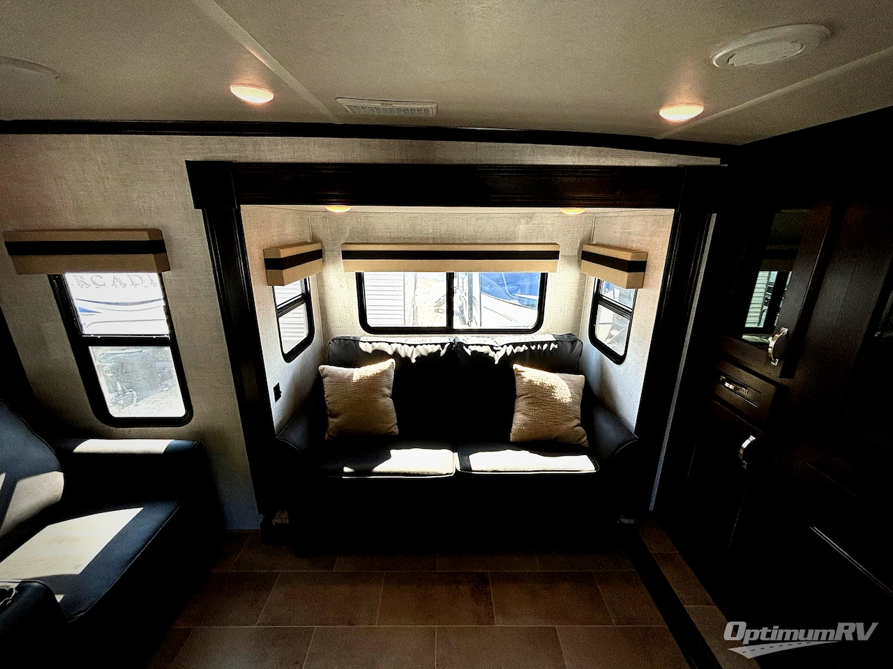 2021 Palomino Columbus 389FLC Photo 7