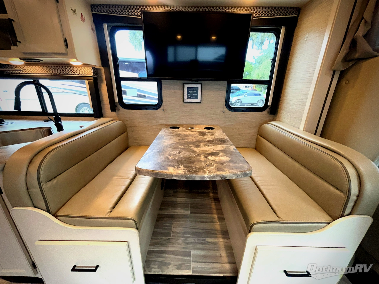 2023 Thor Chateau 31EV Photo 9