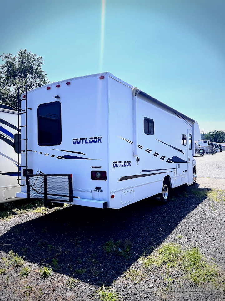 2019 Winnebago Outlook 27D Photo 4