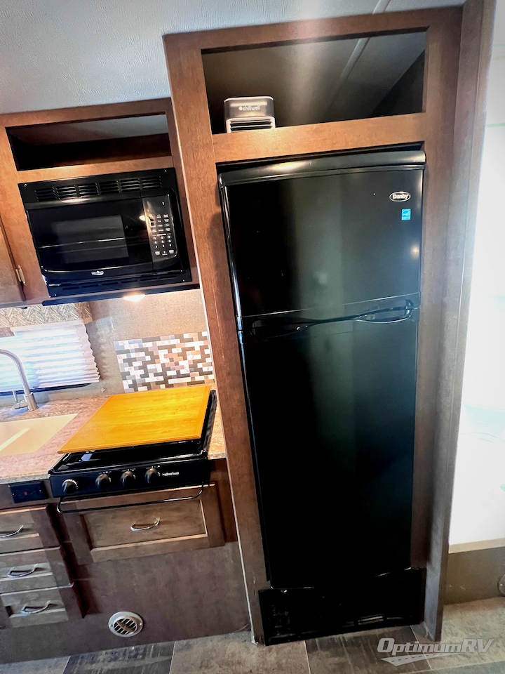 2019 Winnebago Outlook 27D Photo 7
