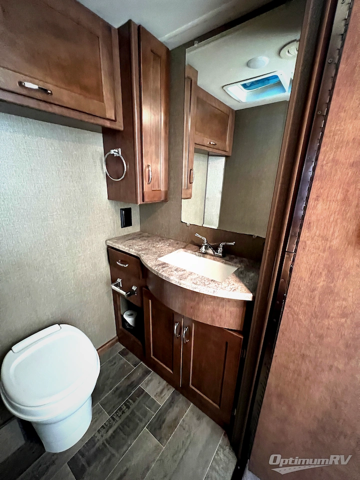 2019 Winnebago Outlook 27D Photo 9