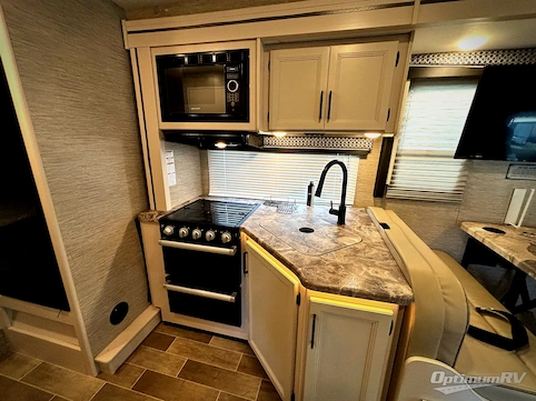 2022 Thor Chateau 28Z RV Photo 2