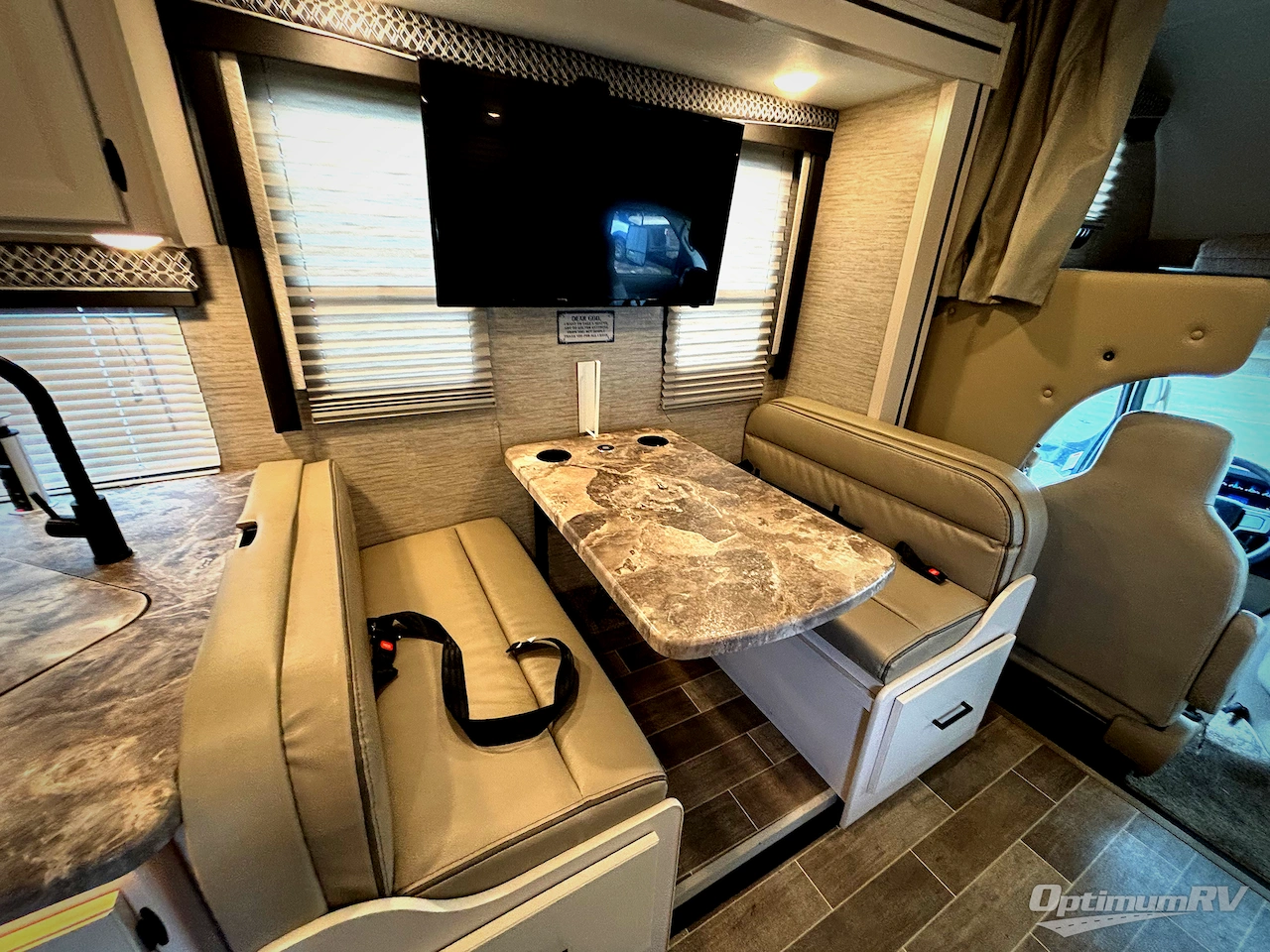 2022 Thor Chateau 28Z Photo 13