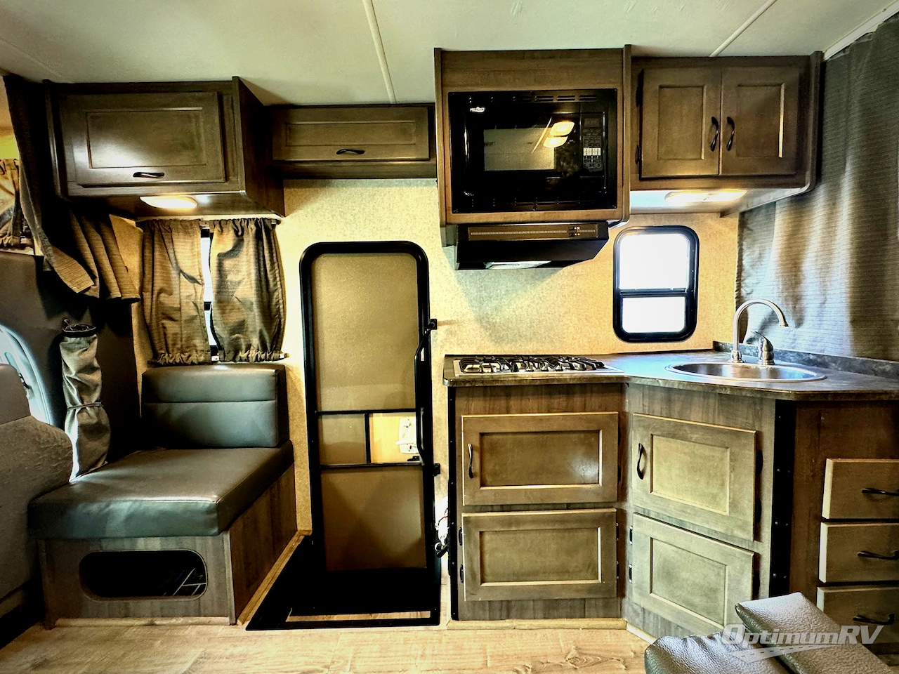 2019 Winnebago Minnie Winnie 325AR Photo 8
