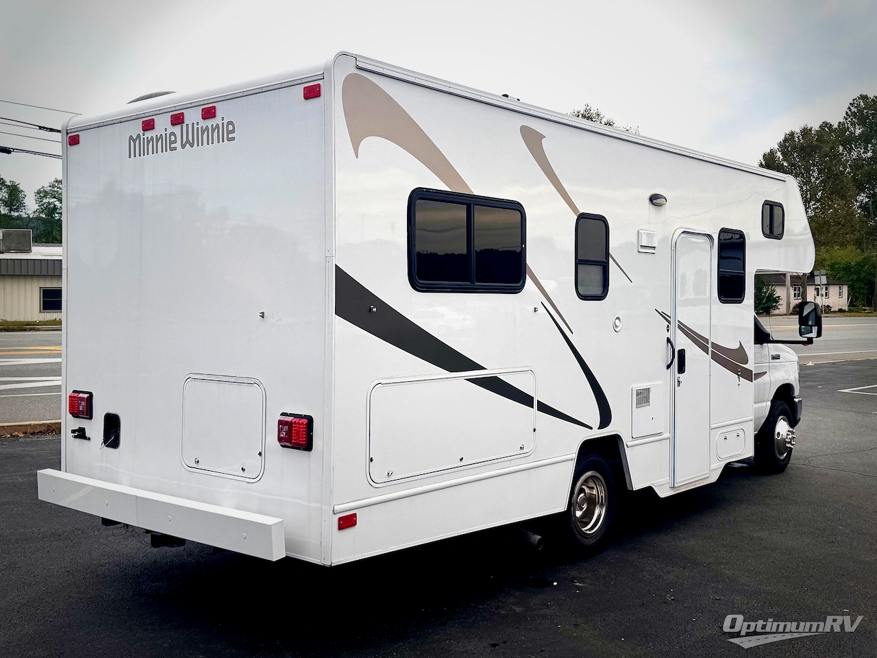 2019 Winnebago Minnie Winnie 325AR Photo 2