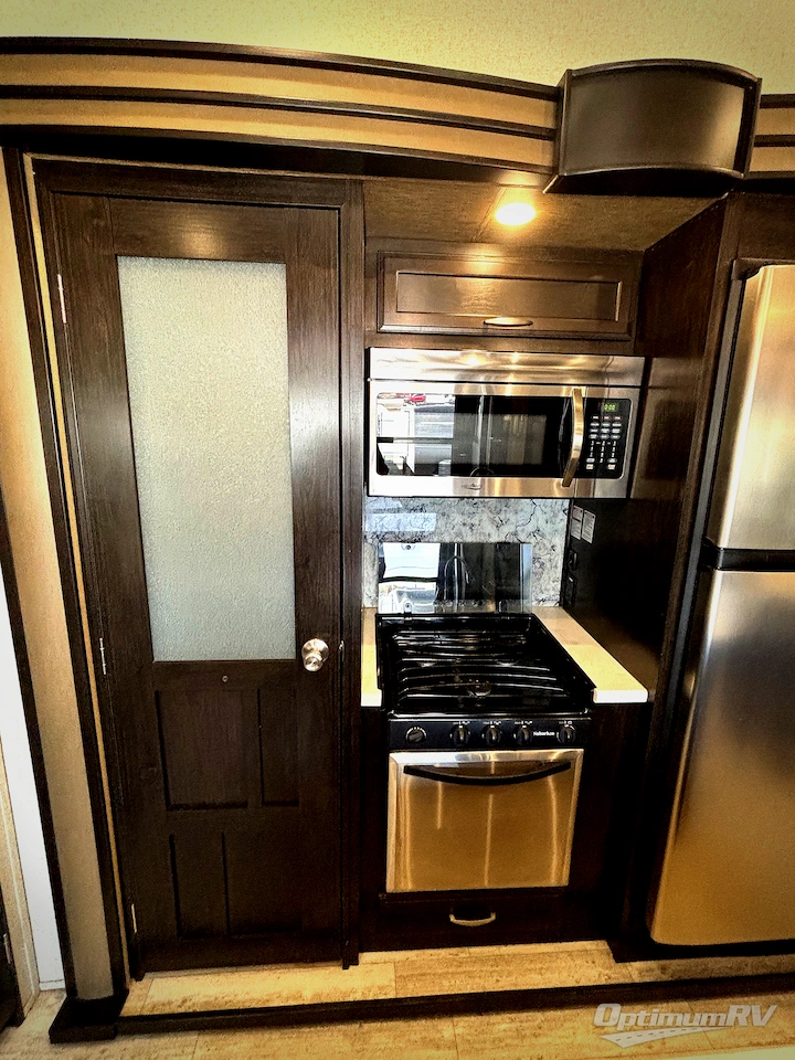 2016 Grand Design MOMENTUM 376TH Photo 15