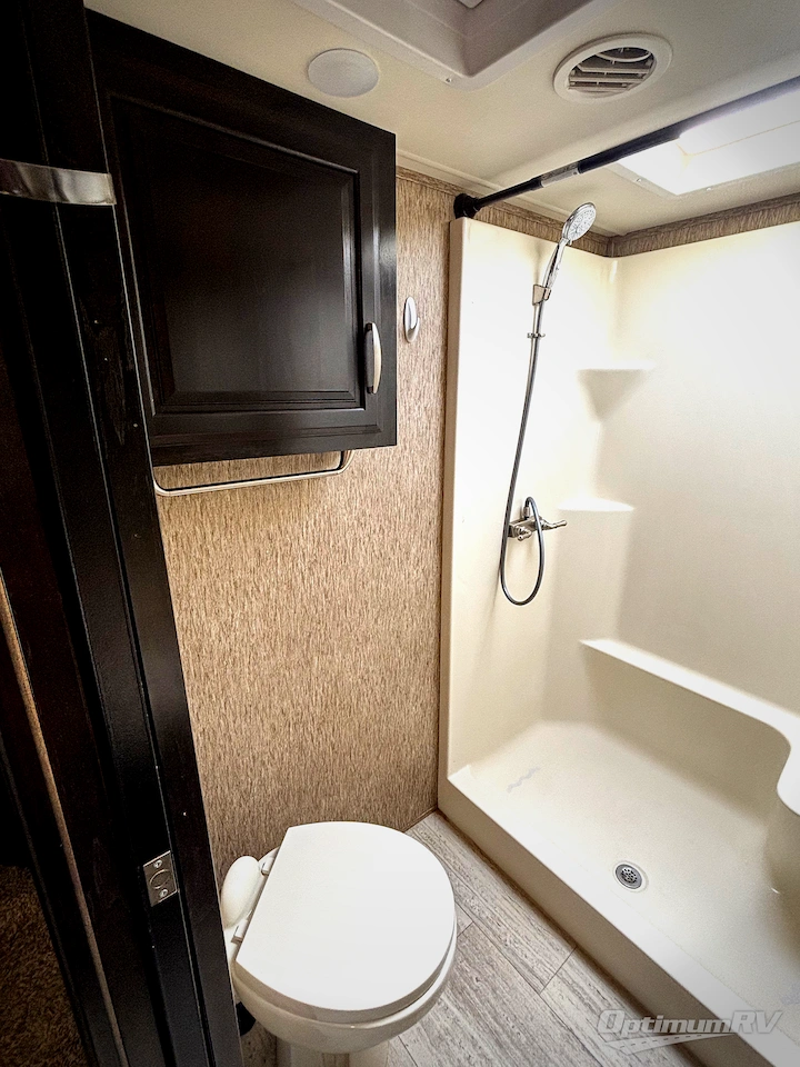 2016 Grand Design MOMENTUM 376TH Photo 20