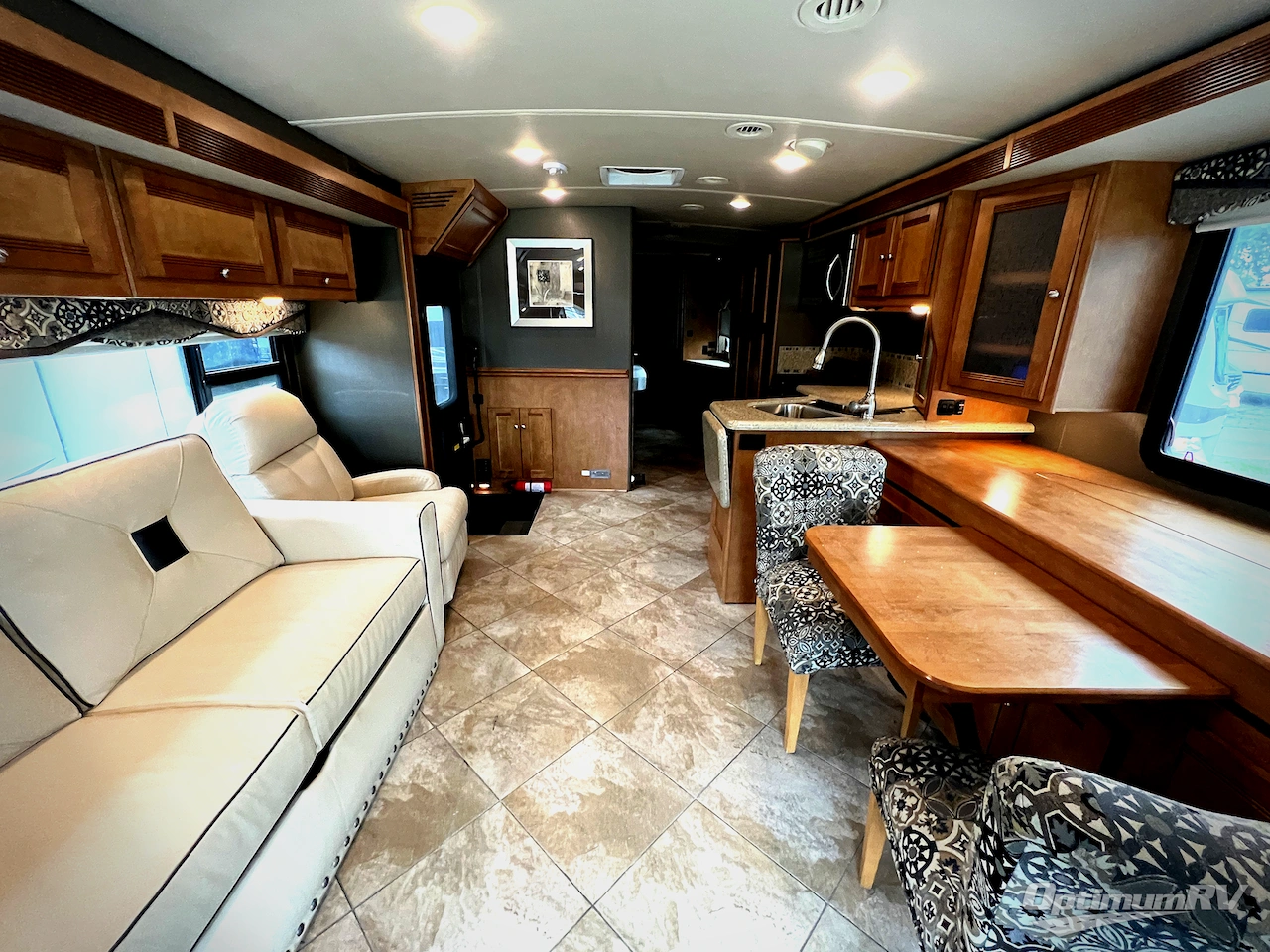 2018 Winnebago Sightseer 33C Photo 4