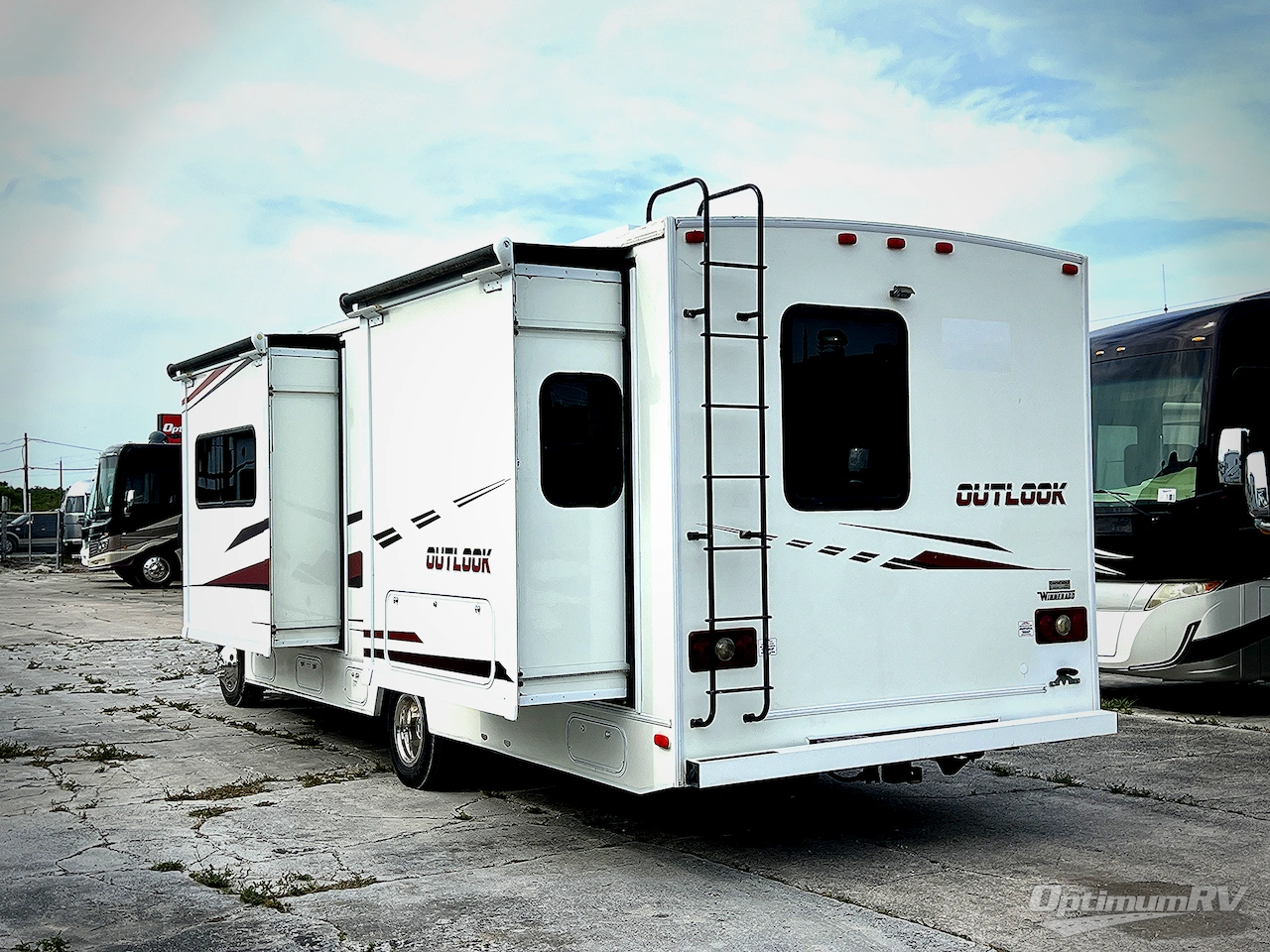 2019 Winnebago Outlook 27D Photo 3