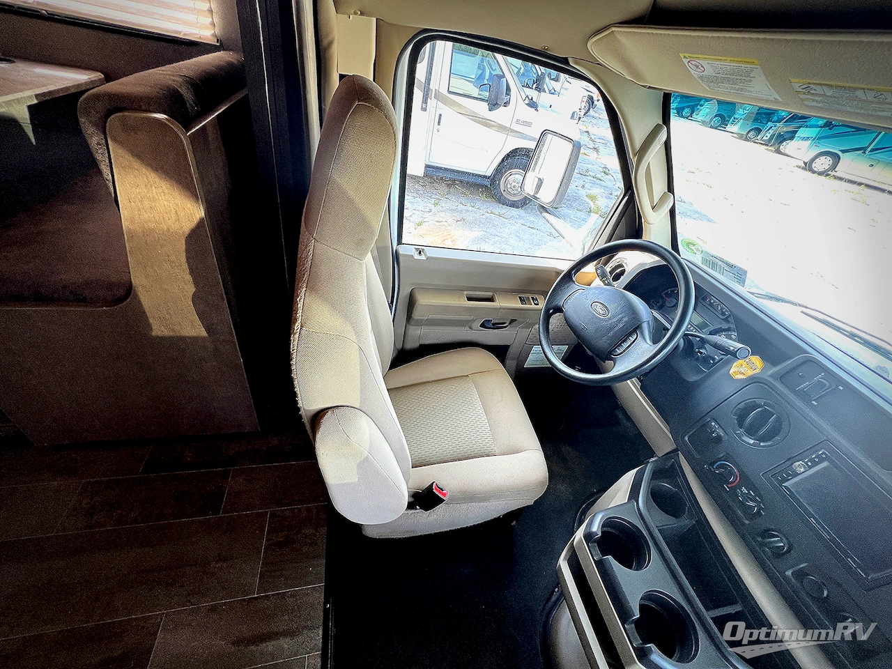 2019 Winnebago Outlook 27D Photo 9
