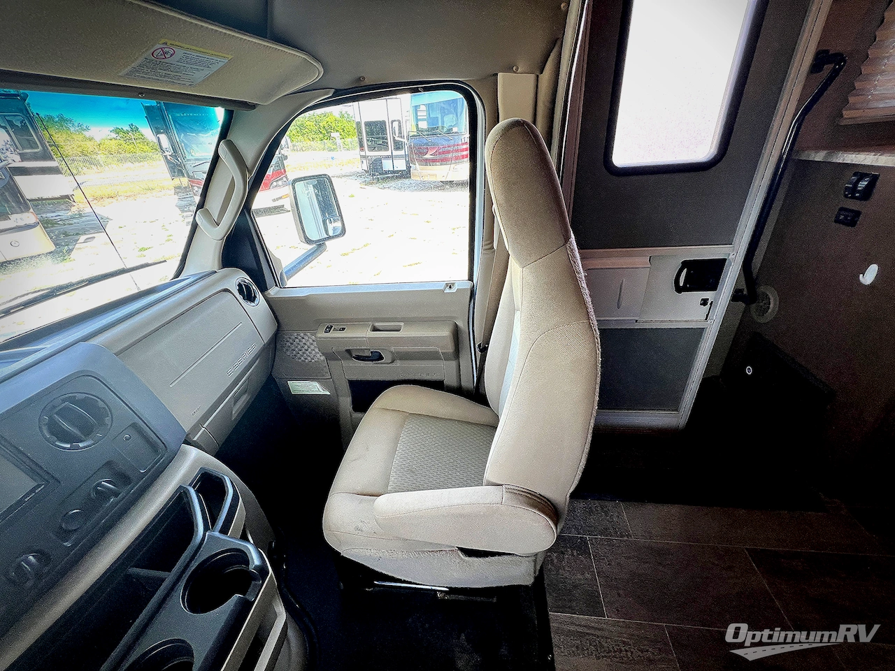 2019 Winnebago Outlook 27D Photo 10