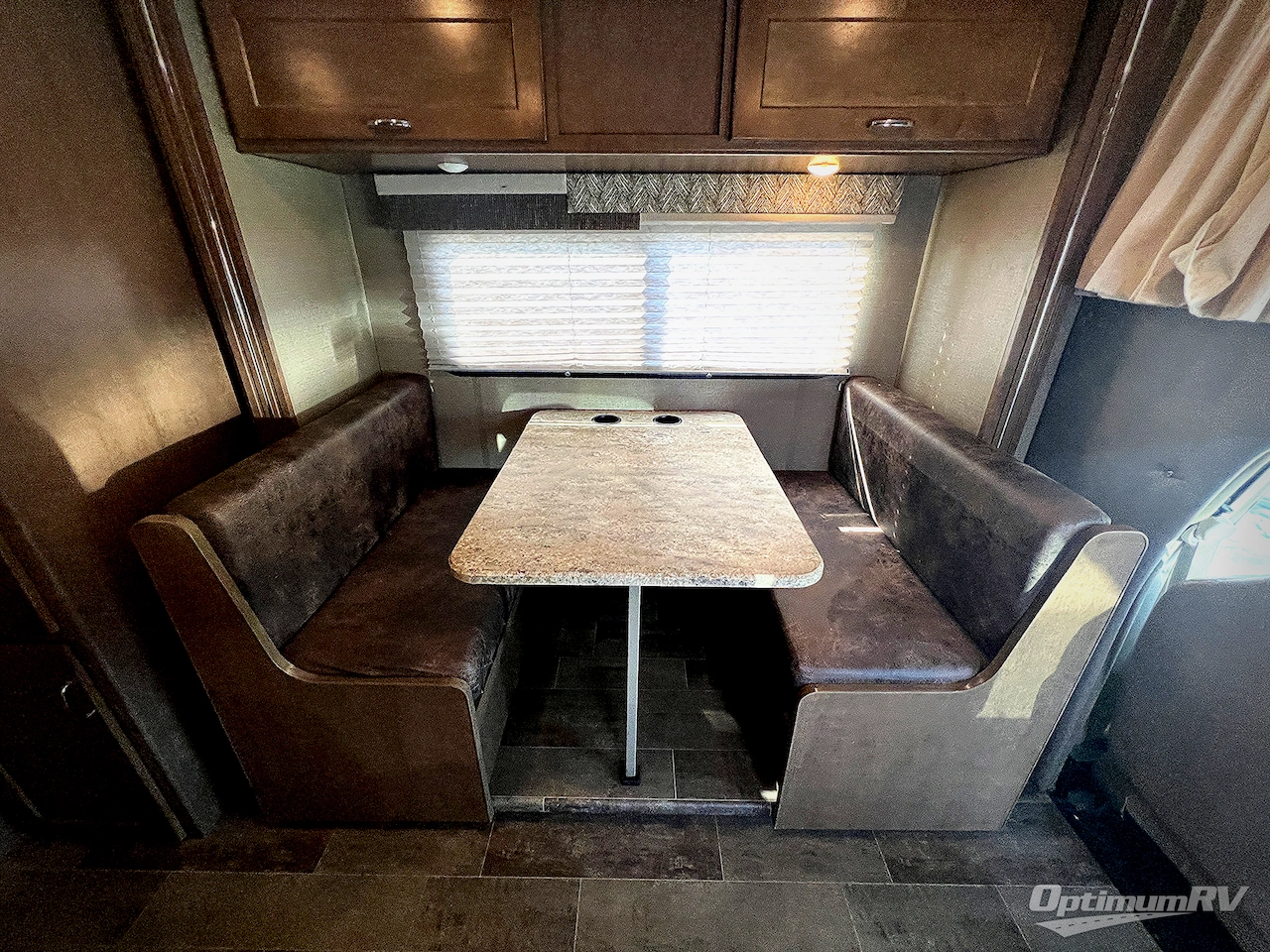 2019 Winnebago Outlook 27D Photo 12