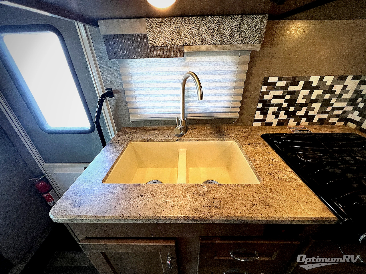 2019 Winnebago Outlook 27D Photo 14