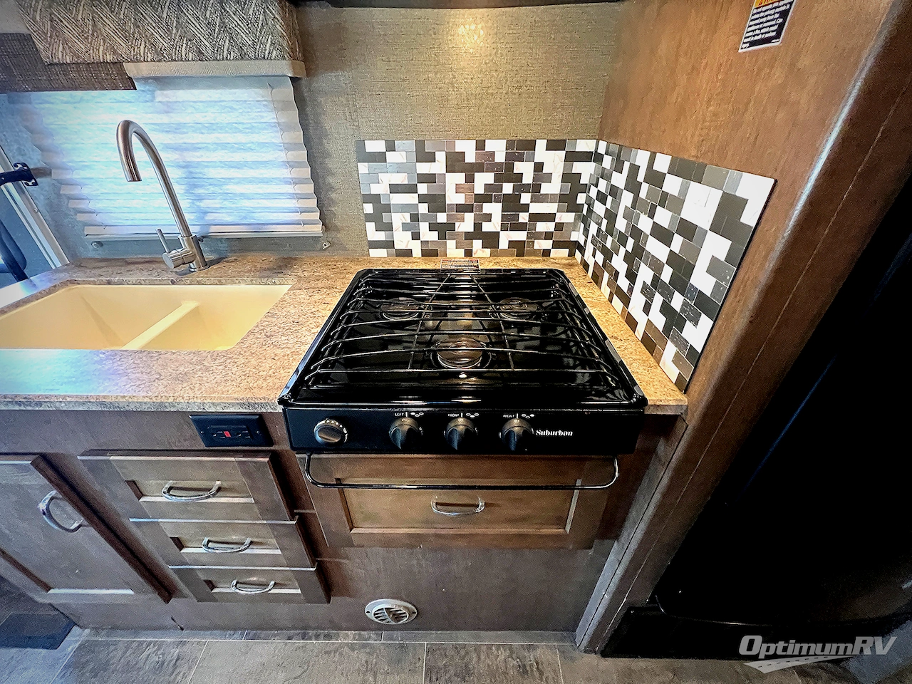 2019 Winnebago Outlook 27D Photo 16