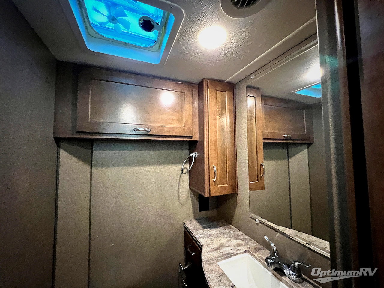 2019 Winnebago Outlook 27D Photo 18
