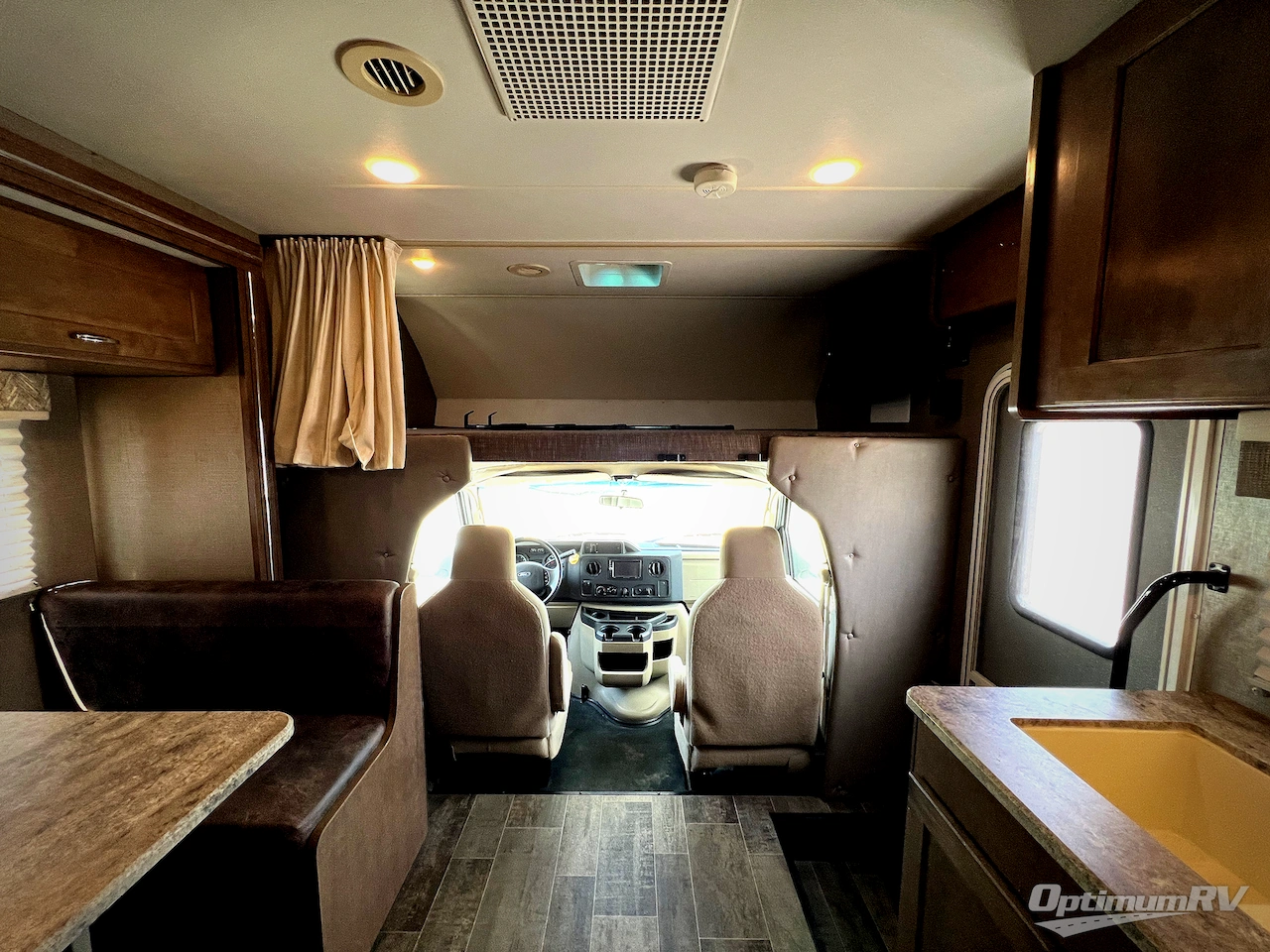 2019 Winnebago Outlook 27D Photo 6