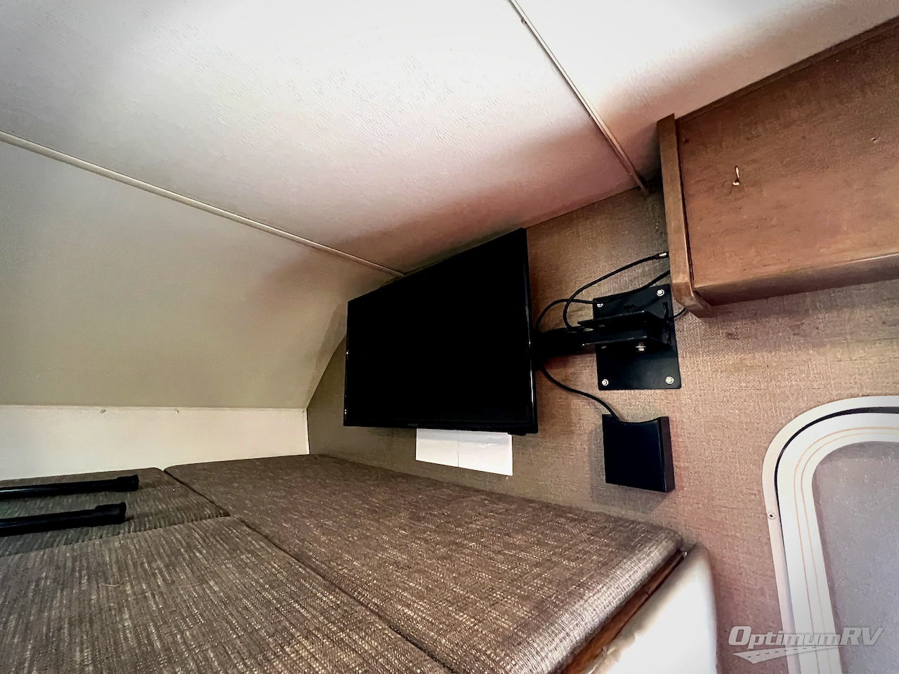 2019 Winnebago Outlook 27D Photo 7