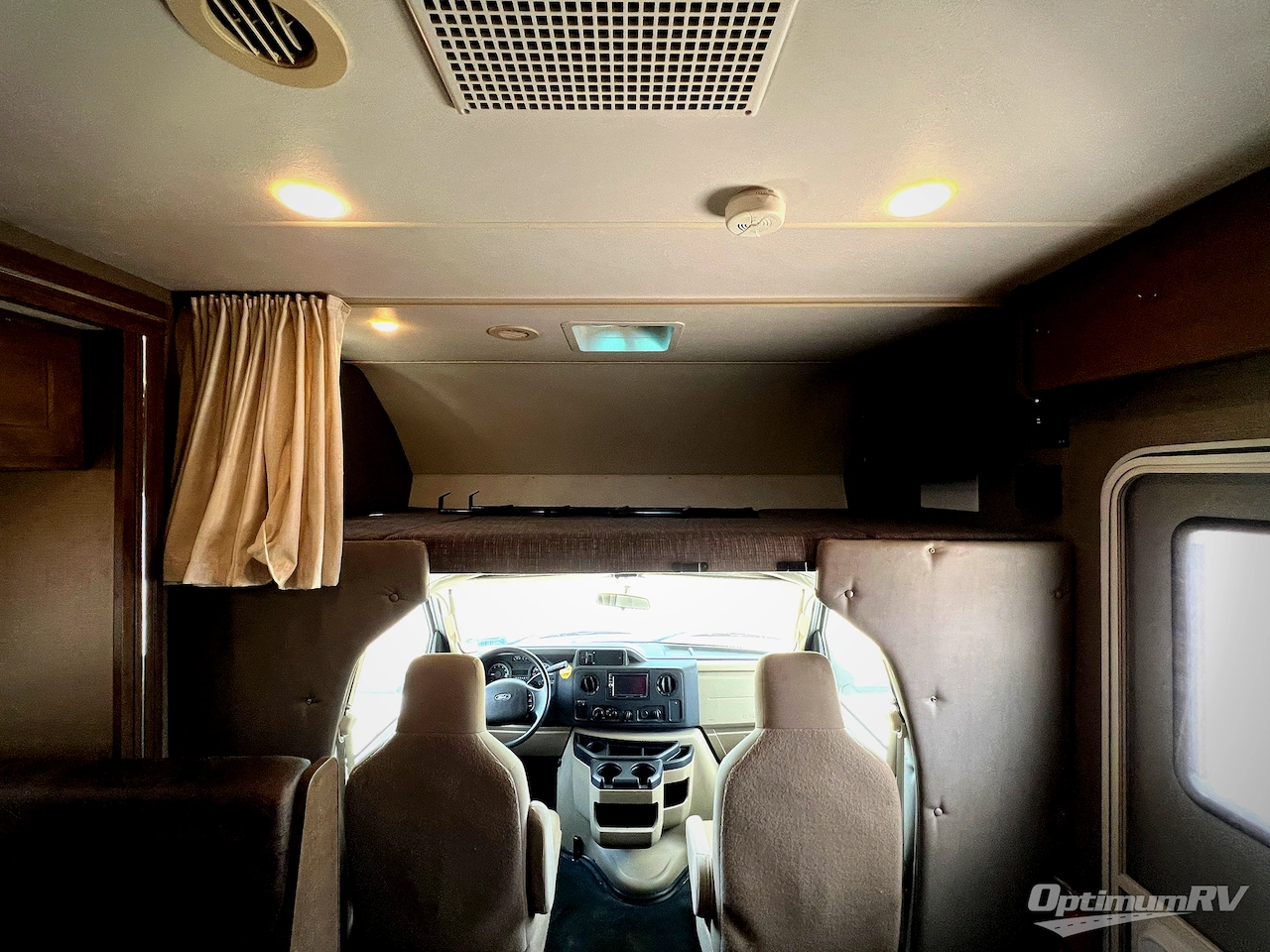 2019 Winnebago Outlook 27D Photo 8