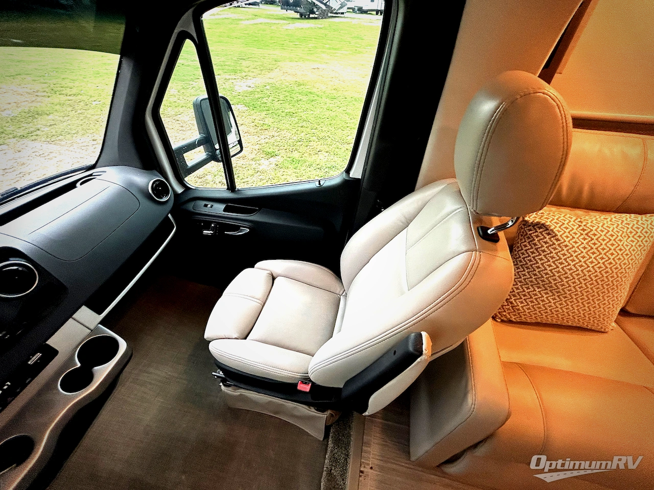 2022 Thor Tiburon Sprinter 24RW Photo 9