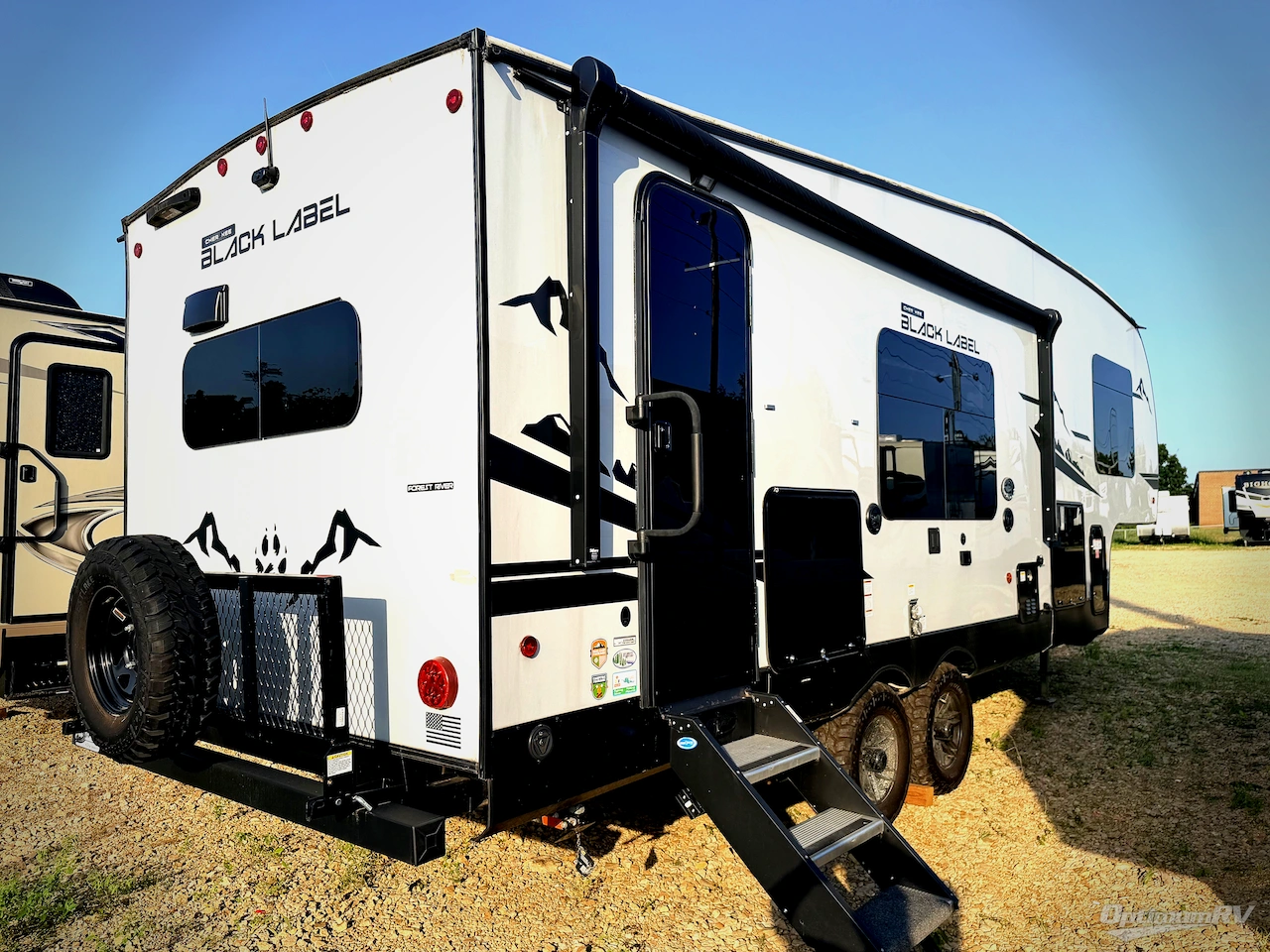 2024 Forest River Cherokee Black Label 235MBBL Photo 2