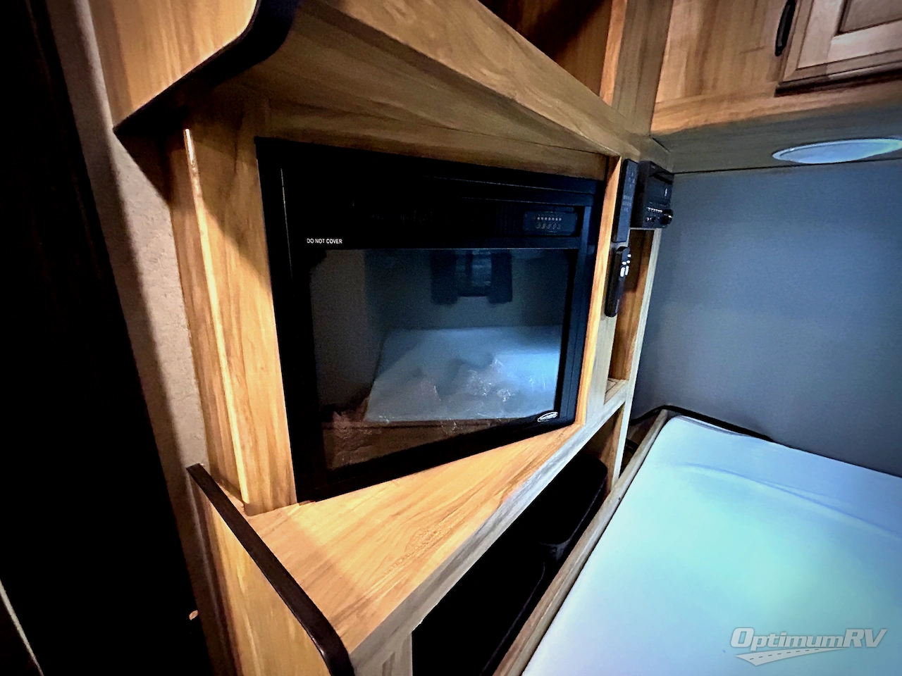 2019 Coachmen Freedom Express Pilot 19RKS Photo 8