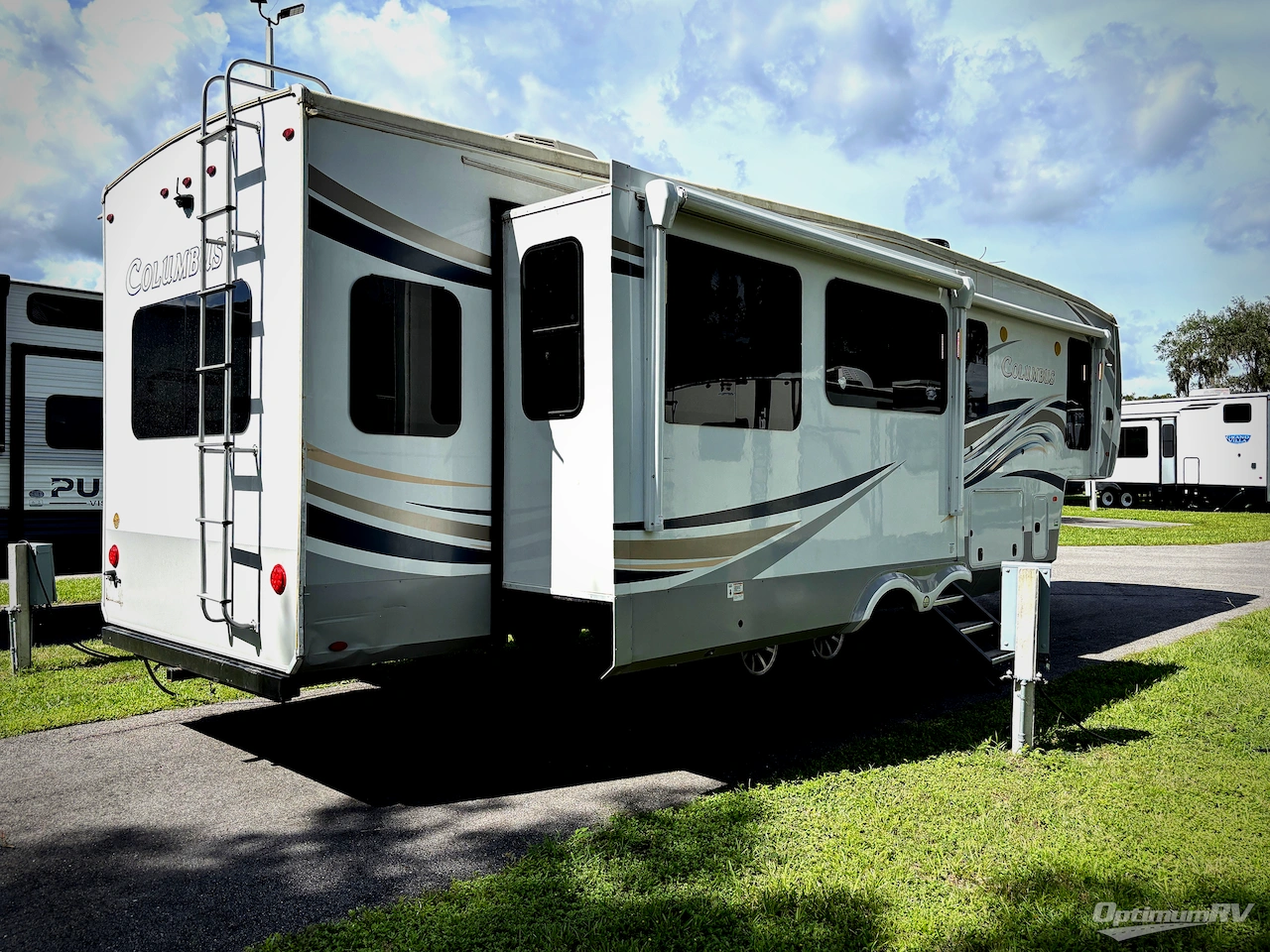 2020 Palomino Columbus F329DV Photo 2