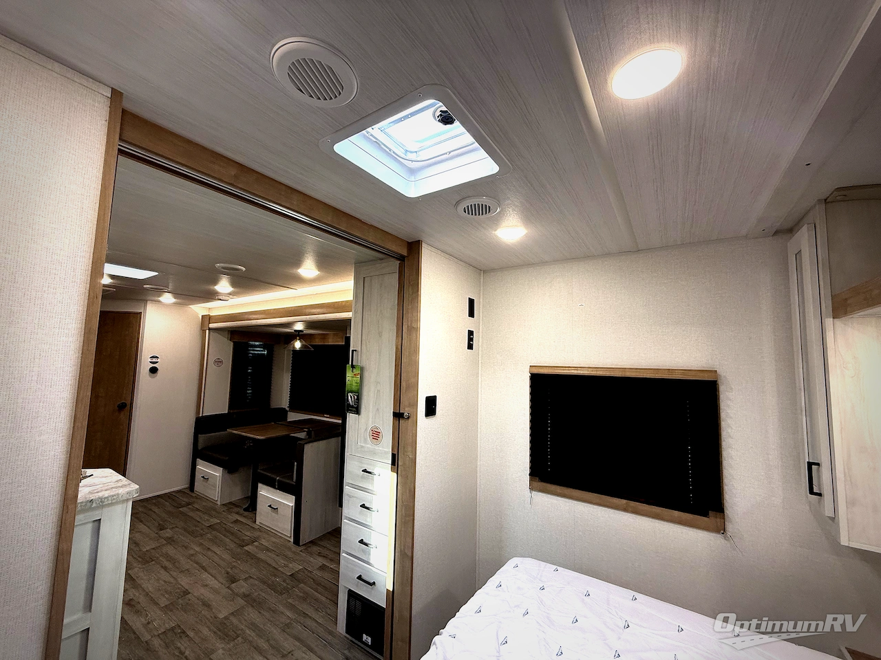 2026 East To West Longitude 255BH Photo 9