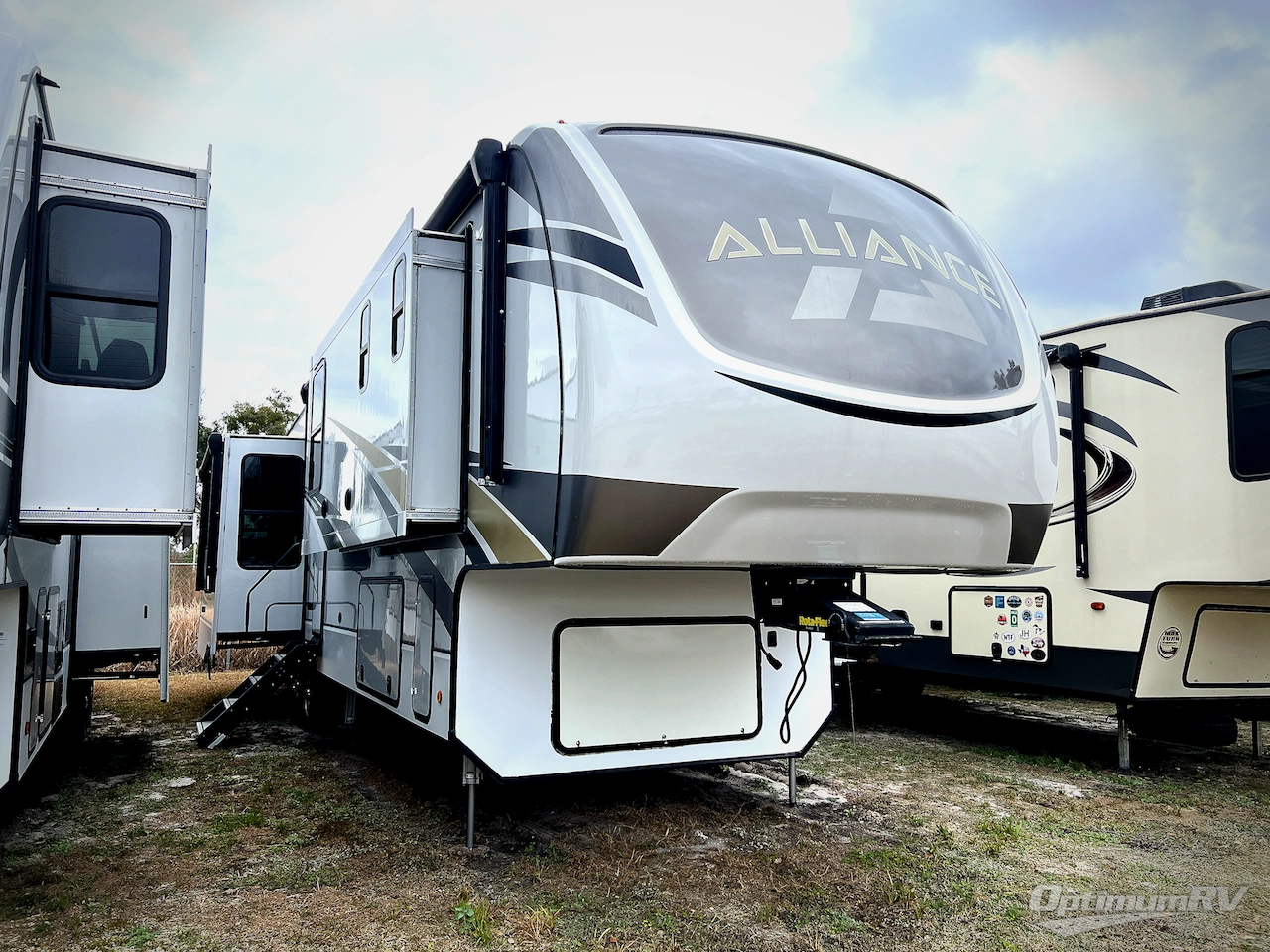 2021 Alliance Paradigm 370FB Photo 1