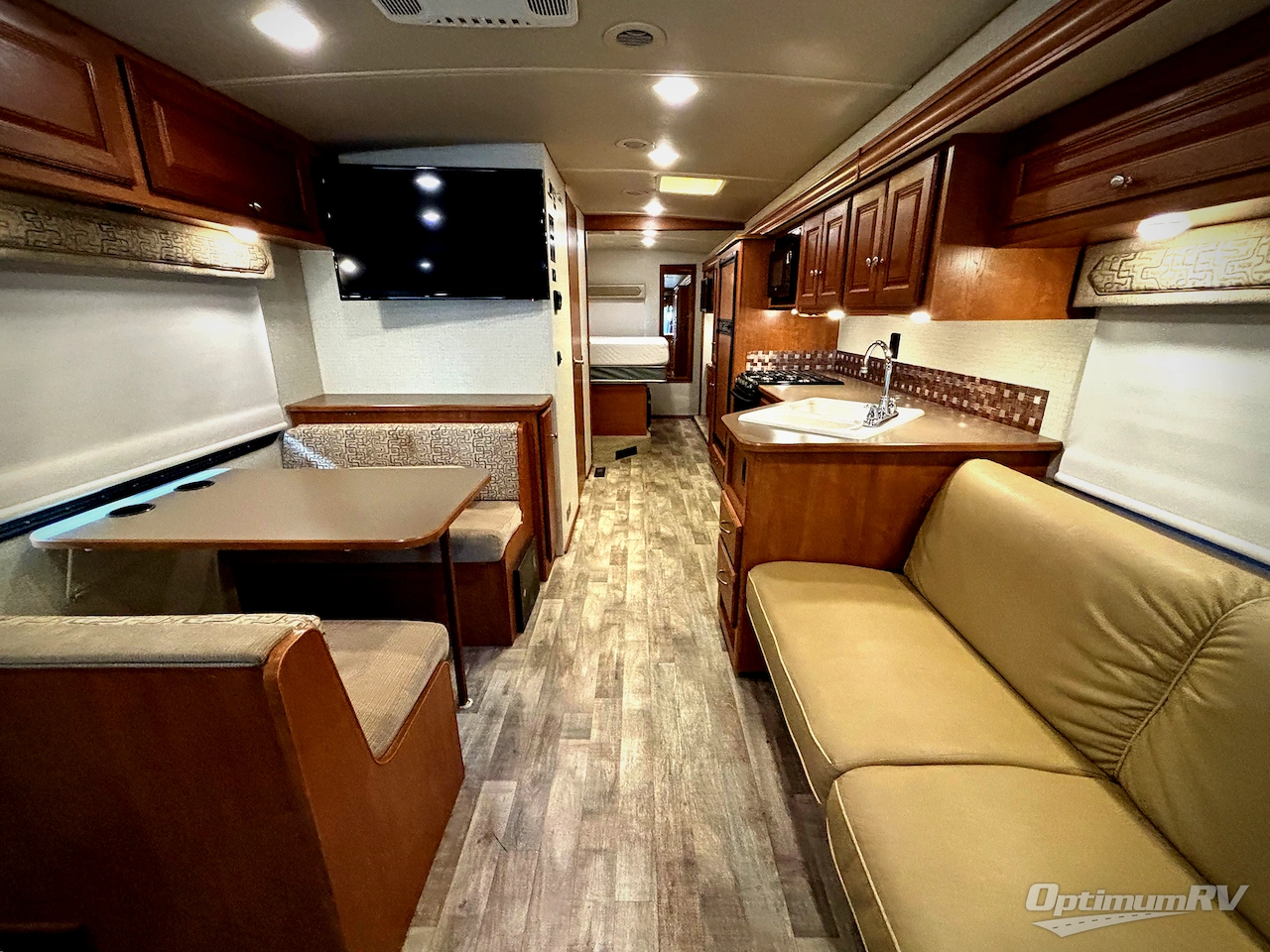 2017 Winnebago Sunstar 29VE Photo 2