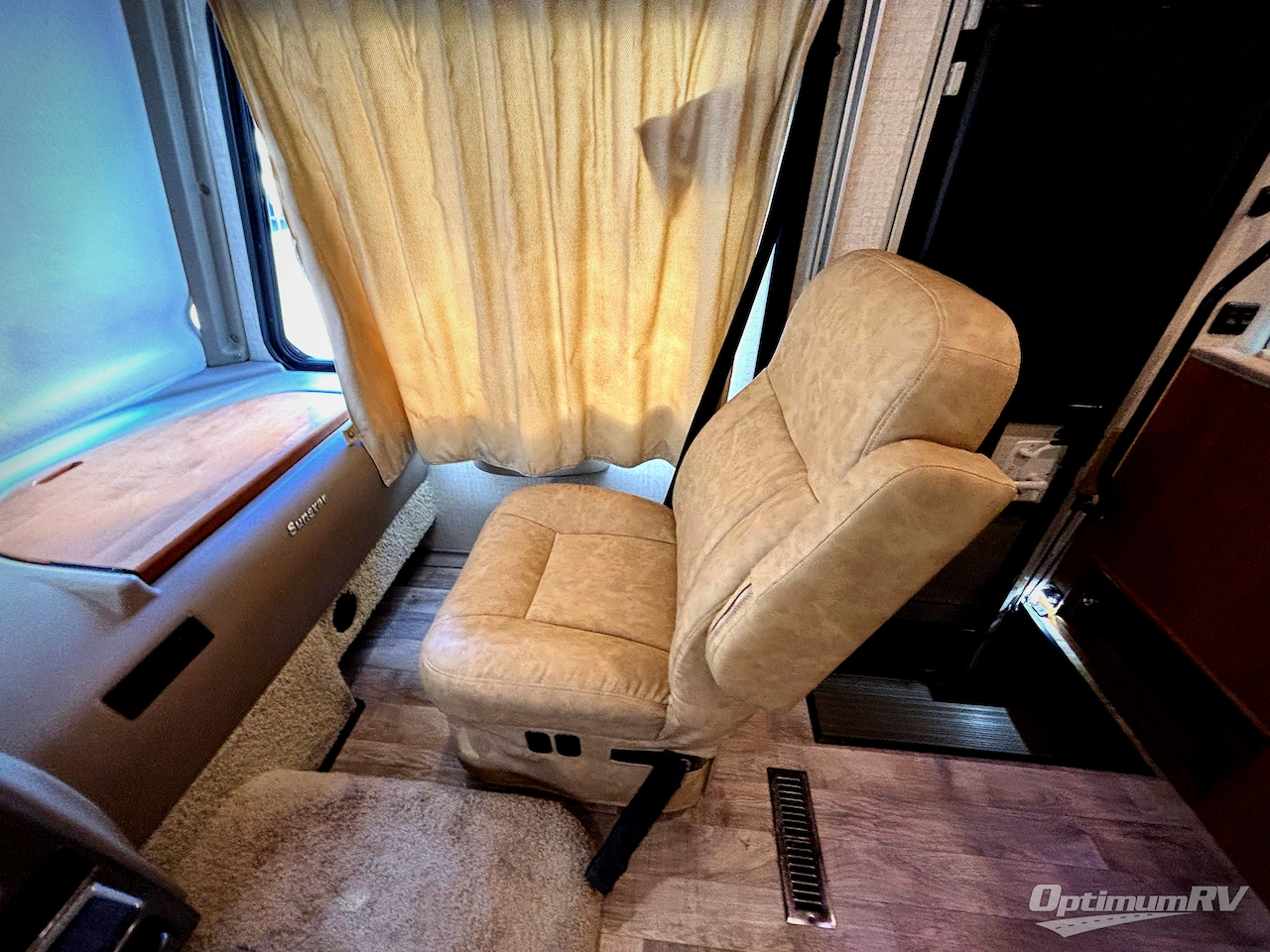 2017 Winnebago Sunstar 29VE Photo 7