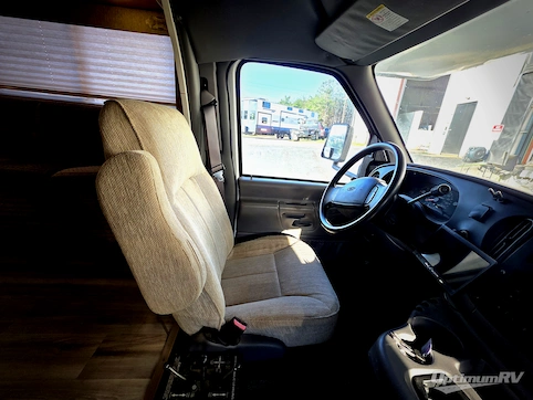 2002 Winnebago Minnie Winnie 31C RV Photo 3