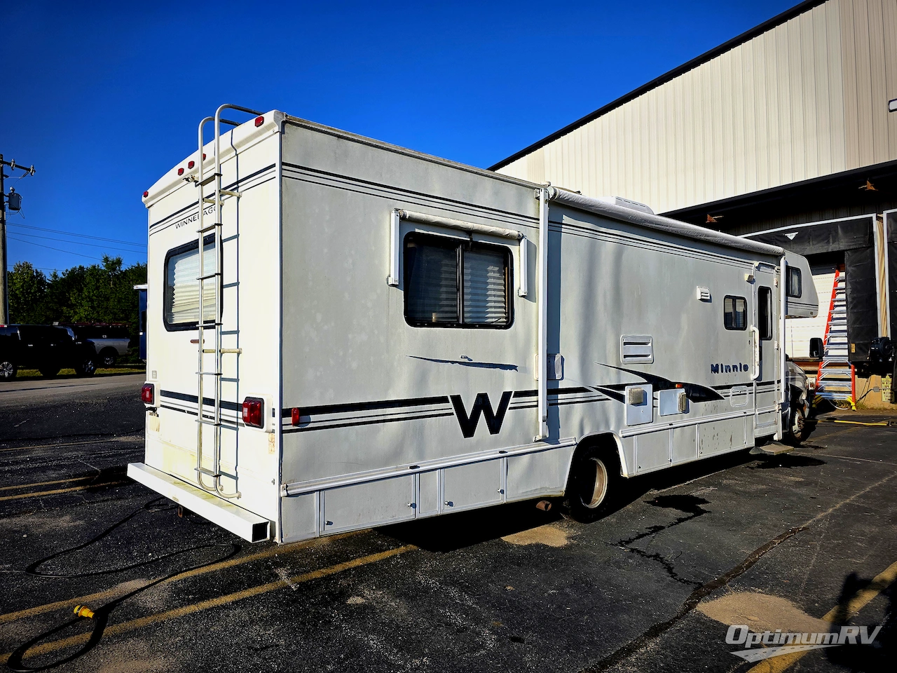 2002 Winnebago Minnie Winnie 31C Photo 2