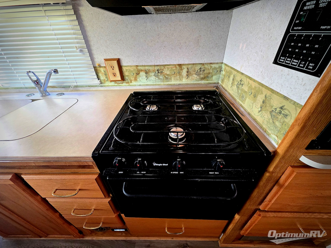 2002 Winnebago Minnie Winnie 31C Photo 11