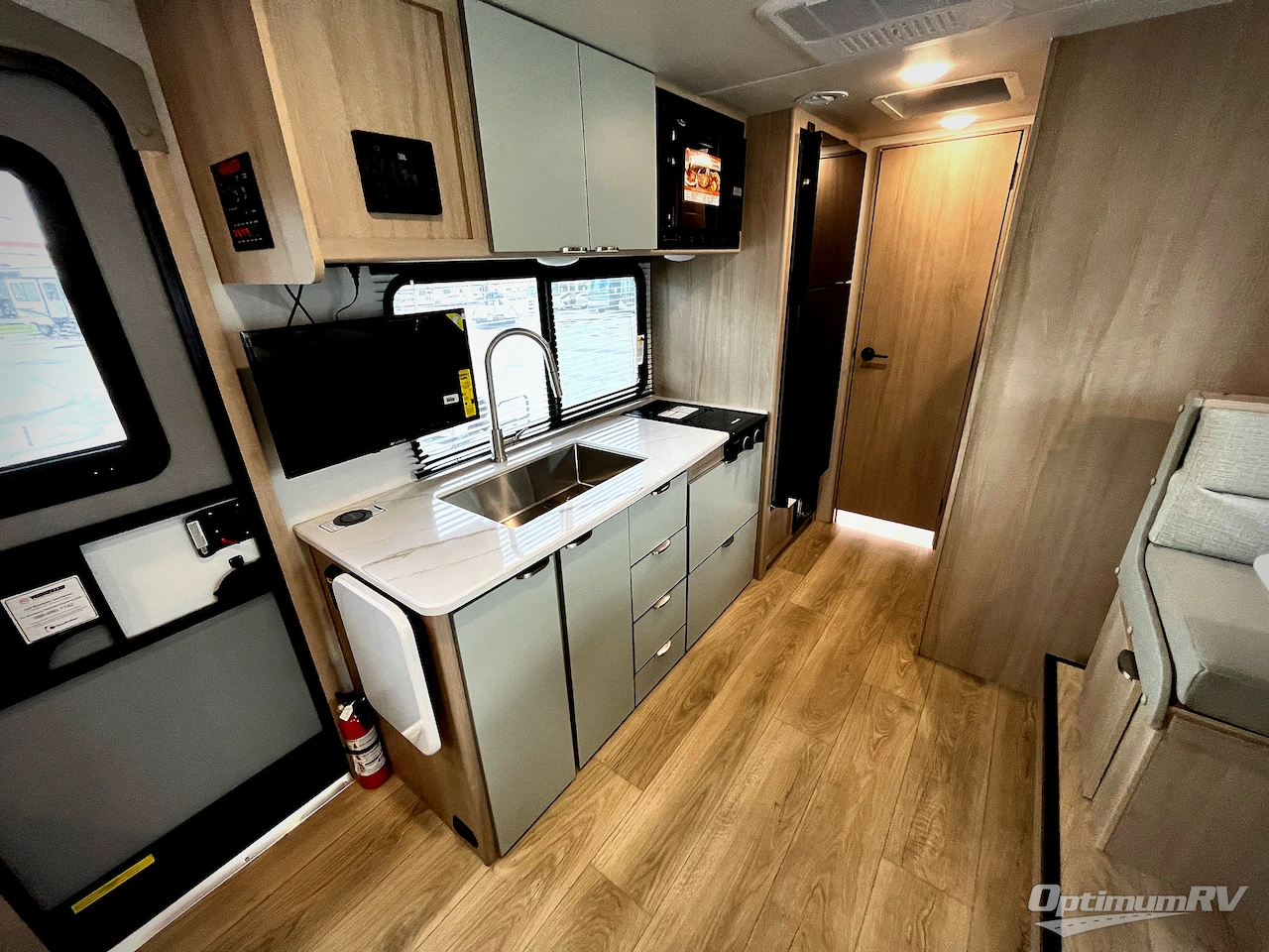 2025 Winnebago Micro Minnie 2100BH Photo 6