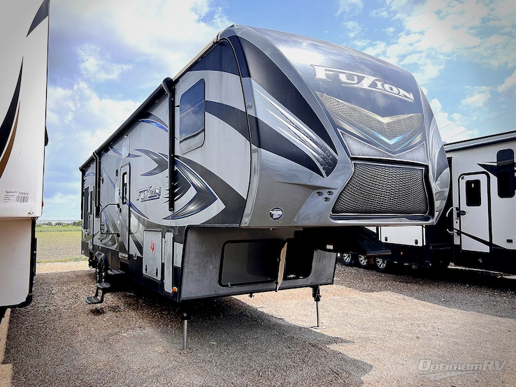 2015 Keystone Fuzion 325 RV Photo 1