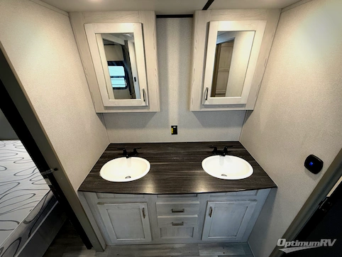 2022 Keystone Sprinter Limited 330KBS RV Photo 4