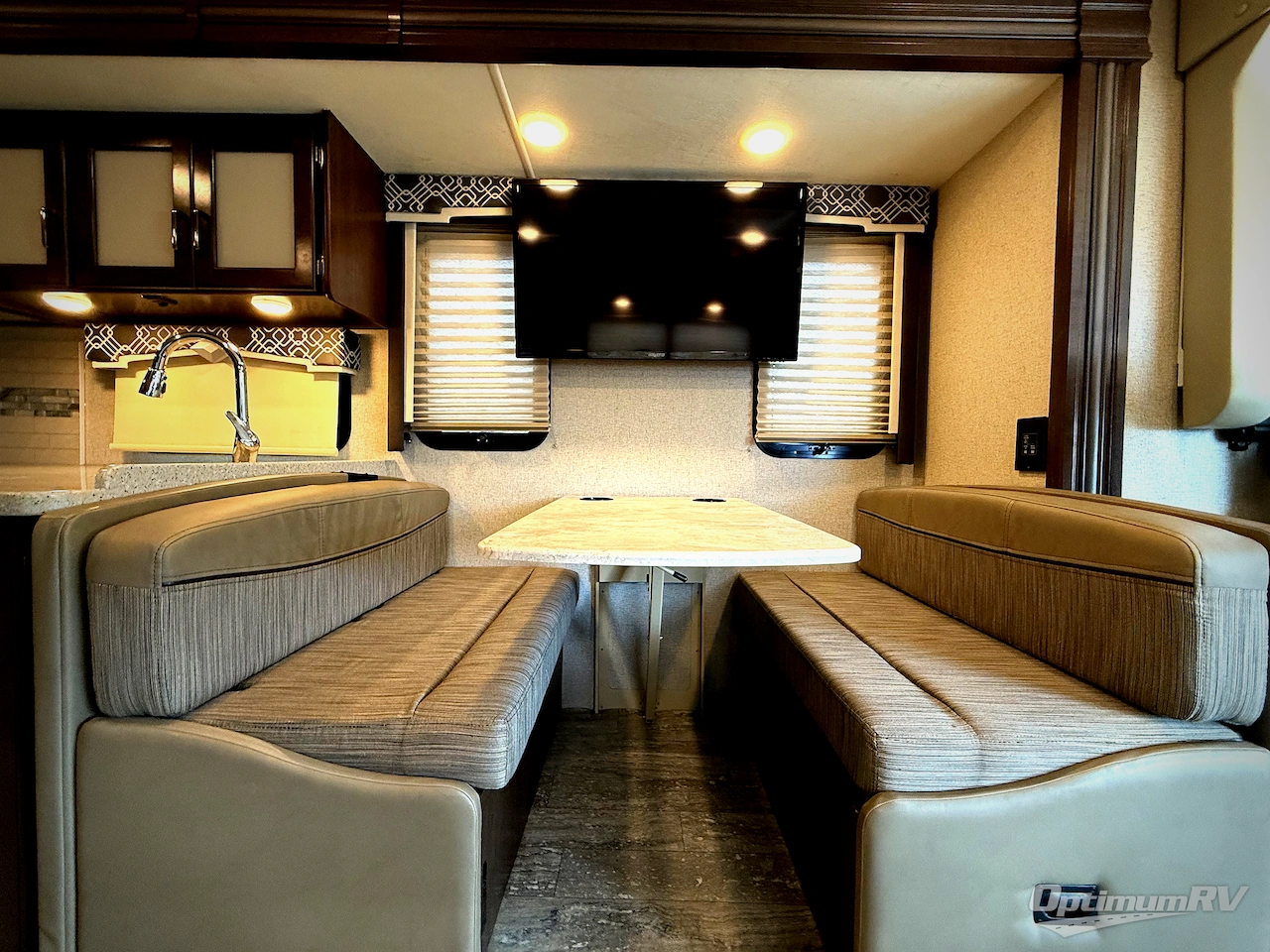 2019 Thor Hurricane 34J Photo 6