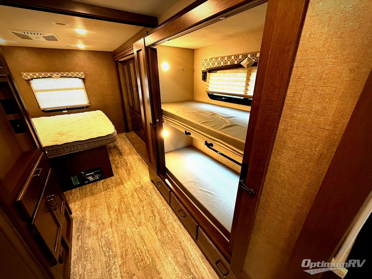 2019 Thor Hurricane 34J Photo 11