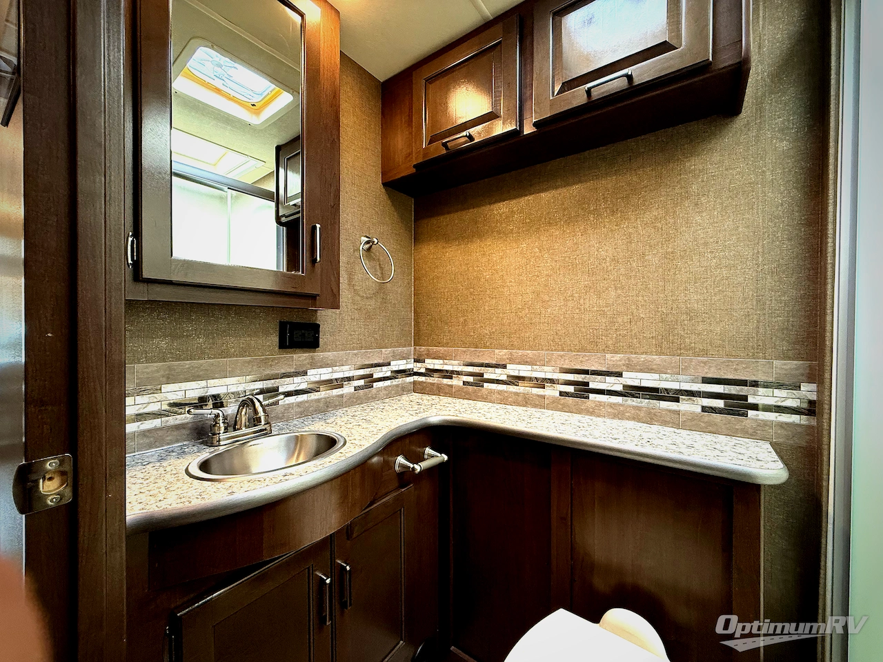 2019 Thor Hurricane 34J Photo 12