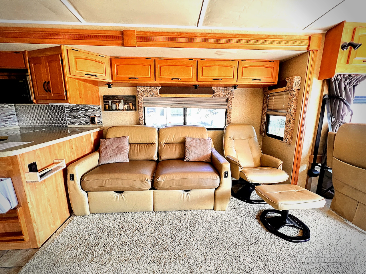 2008 Winnebago Adventurer 38J Photo 8