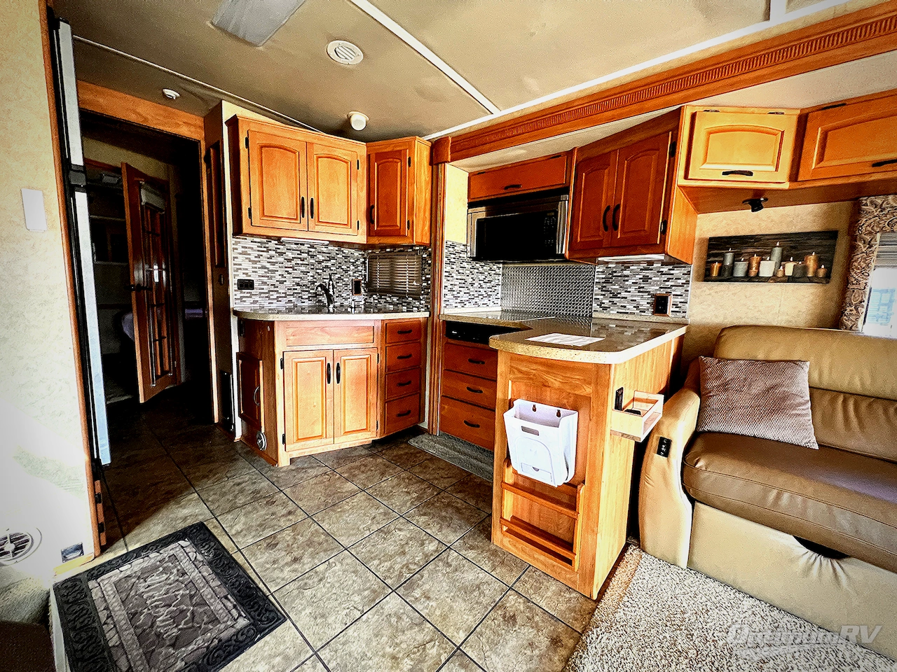 2008 Winnebago Adventurer 38J Photo 10