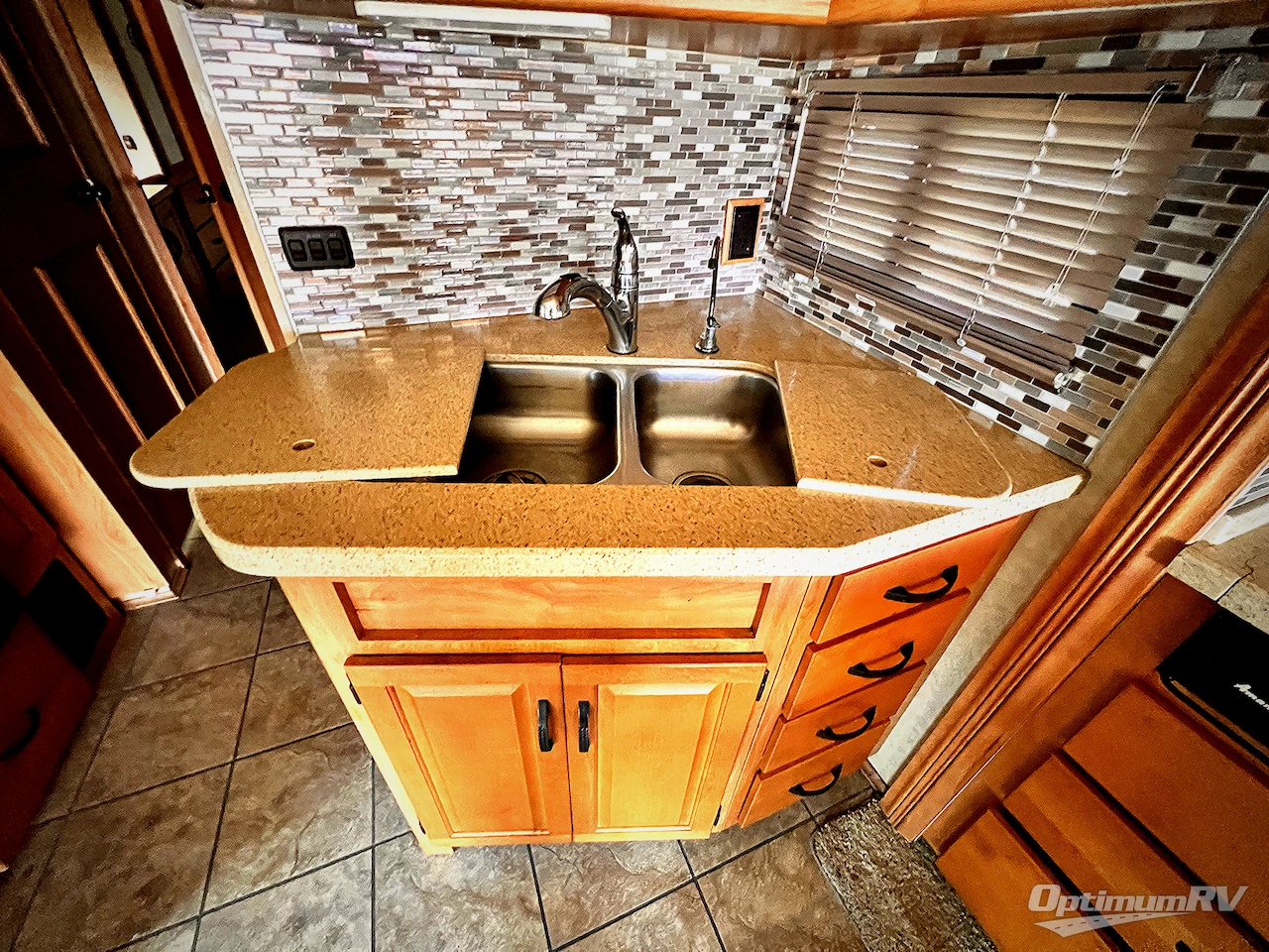 2008 Winnebago Adventurer 38J Photo 11